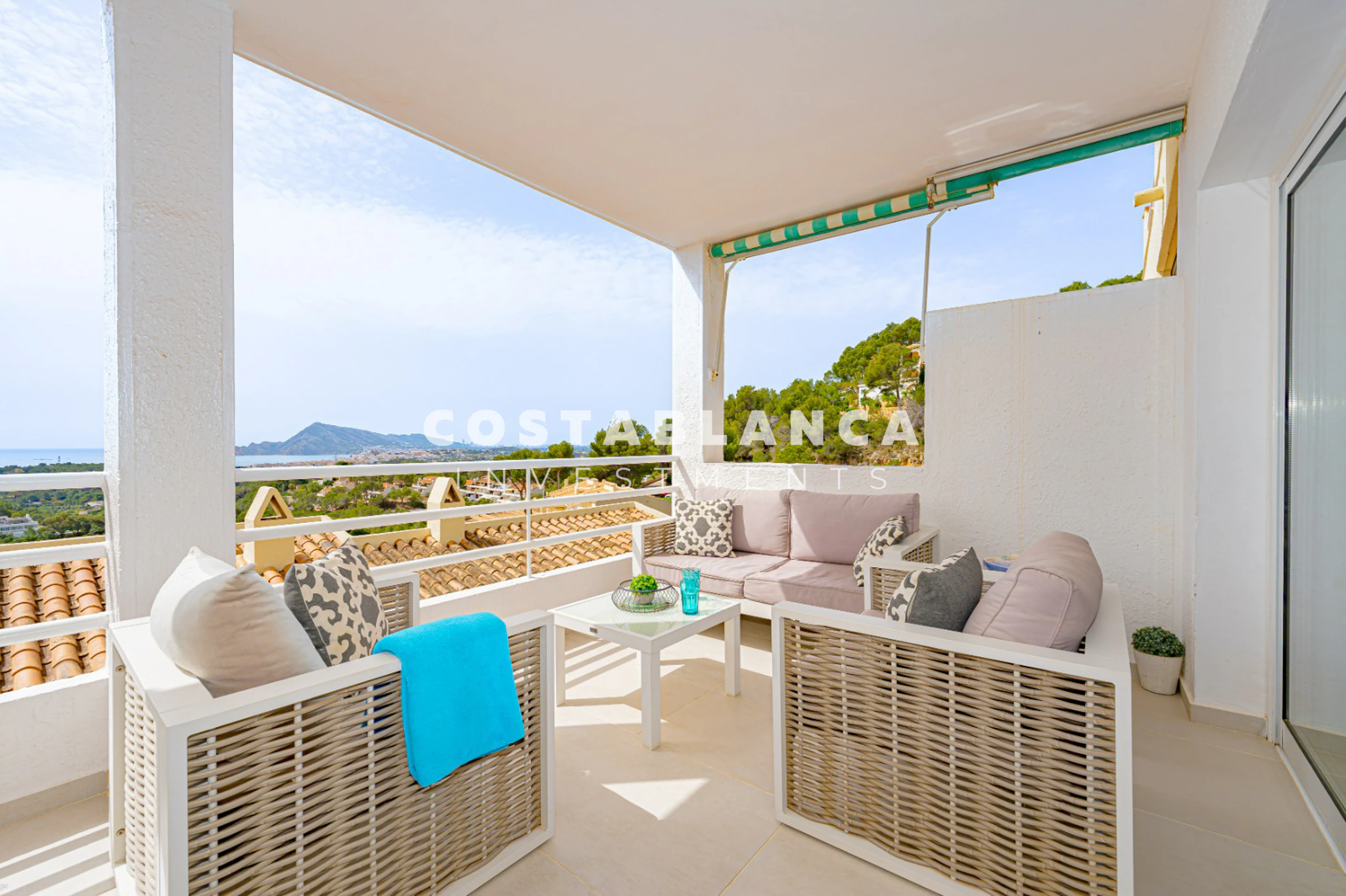 Exclusive duplex apartment with panoramic golf and sea views in Altea La Vella