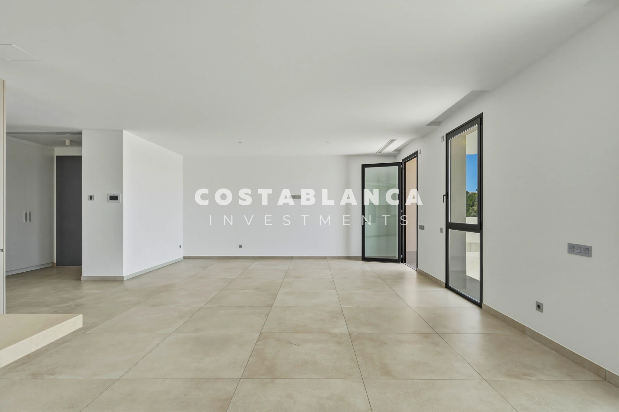 Moderne villa met panoramisch uitzicht op zee, garage en overloopzwembad te koop in Finestrat