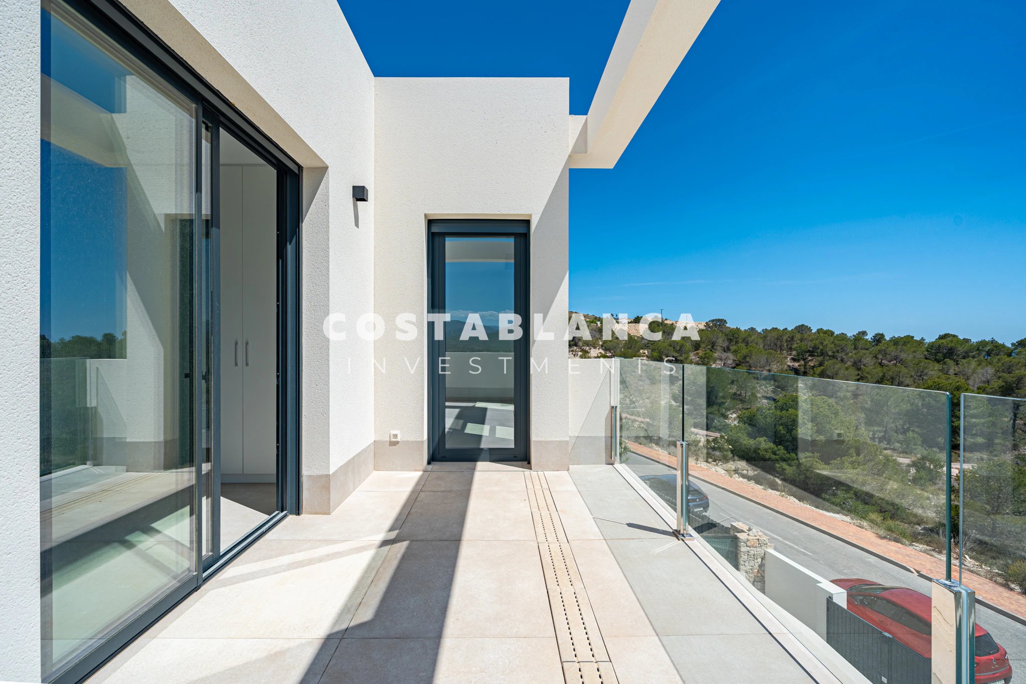 Moderne villa met panoramisch uitzicht op zee, garage en overloopzwembad te koop in Finestrat