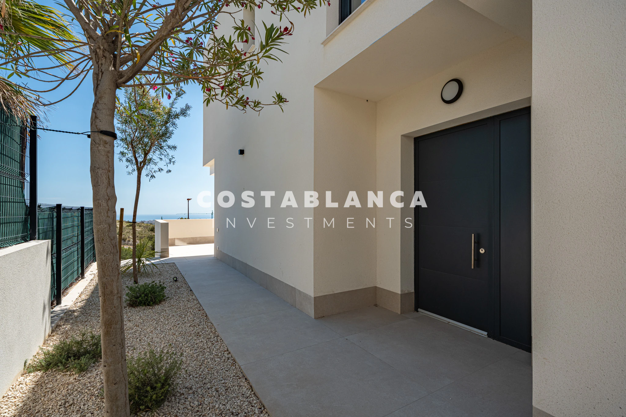 Moderne villa met panoramisch uitzicht op zee, garage en overloopzwembad te koop in Finestrat