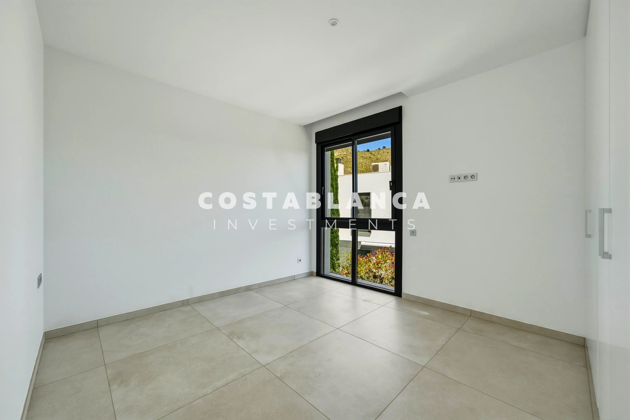 Moderne villa met panoramisch uitzicht op zee, garage en overloopzwembad te koop in Finestrat