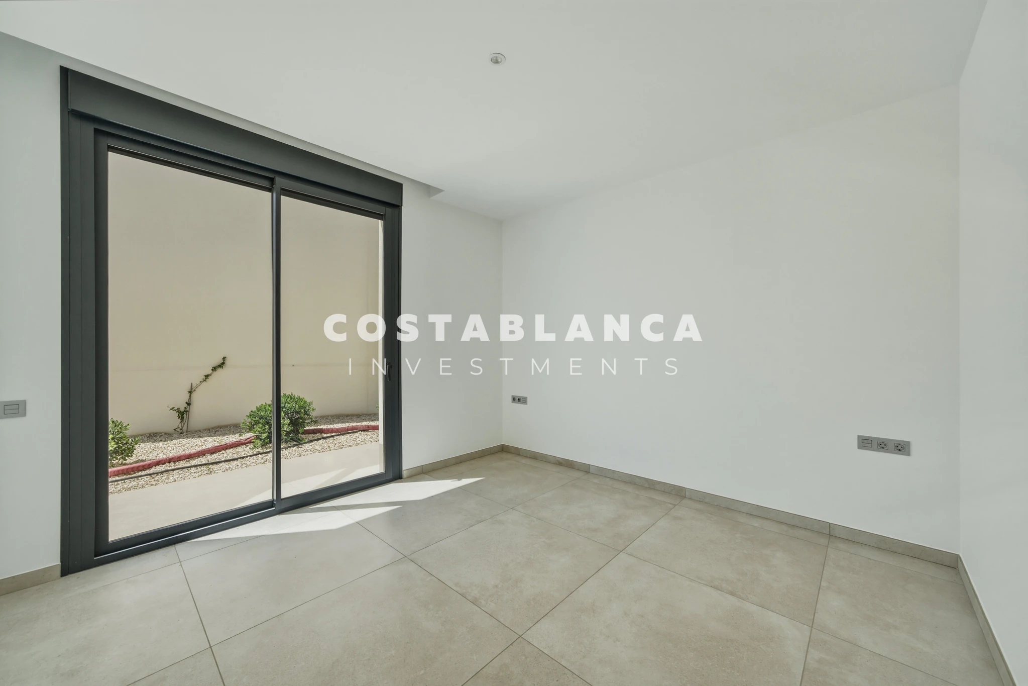 Moderne villa met panoramisch uitzicht op zee, garage en overloopzwembad te koop in Finestrat
