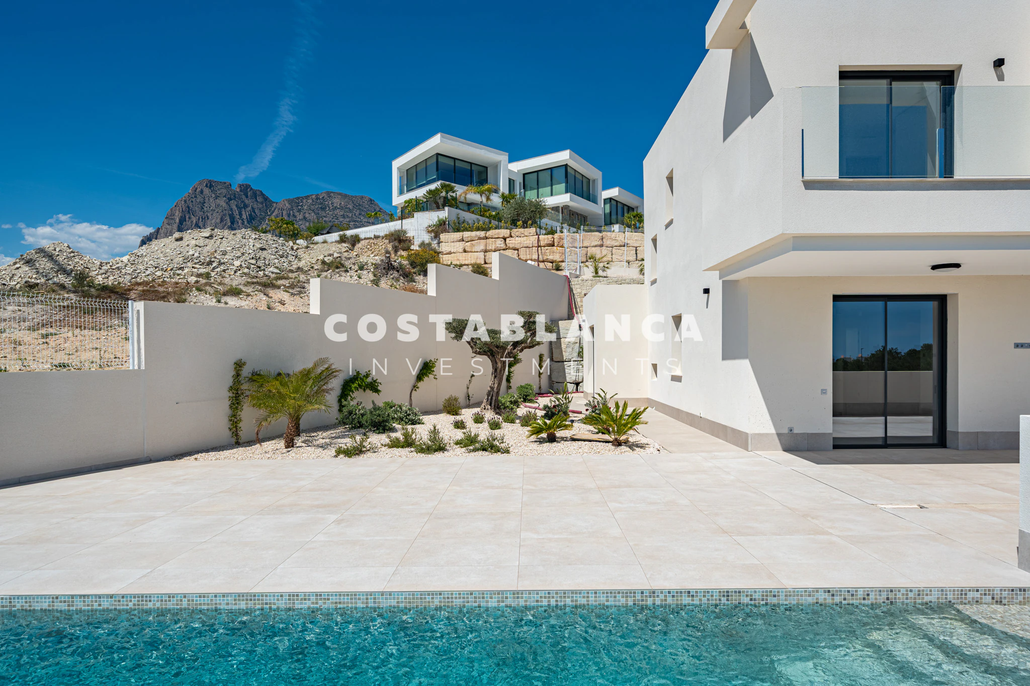 Moderne villa met panoramisch uitzicht op zee, garage en overloopzwembad te koop in Finestrat