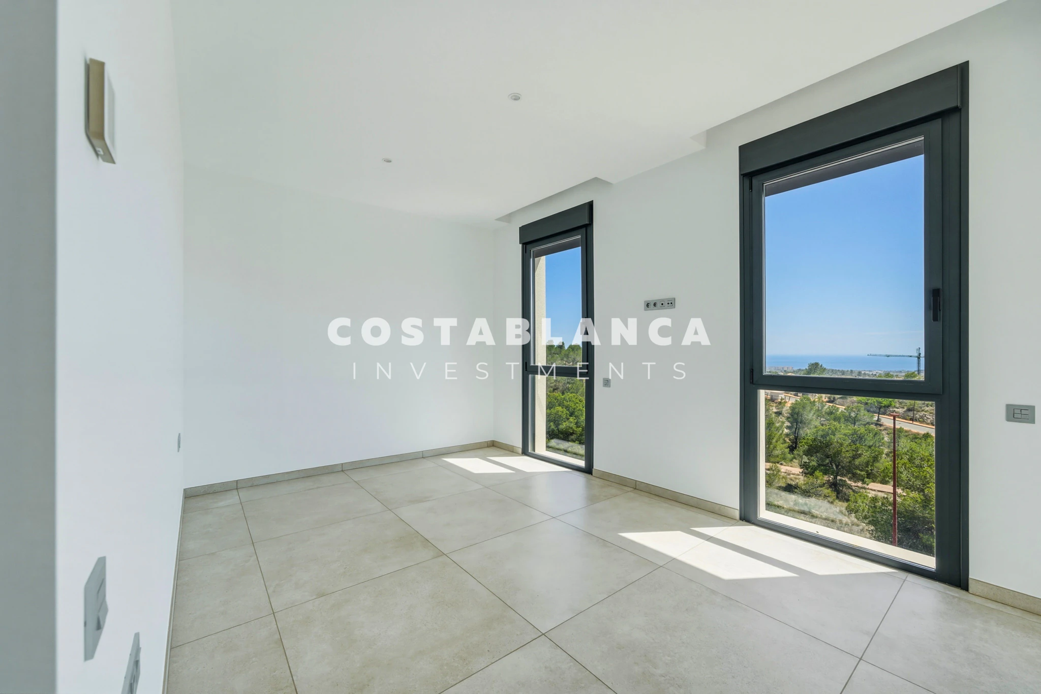 Moderne villa met panoramisch uitzicht op zee, garage en overloopzwembad te koop in Finestrat