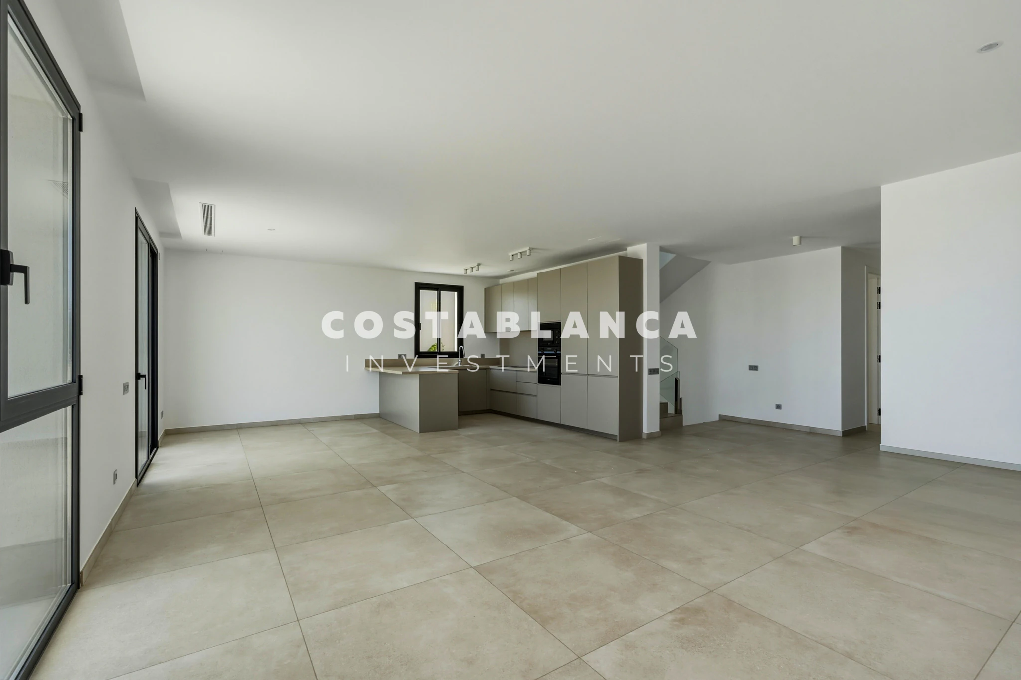 Moderne villa met panoramisch uitzicht op zee, garage en overloopzwembad te koop in Finestrat