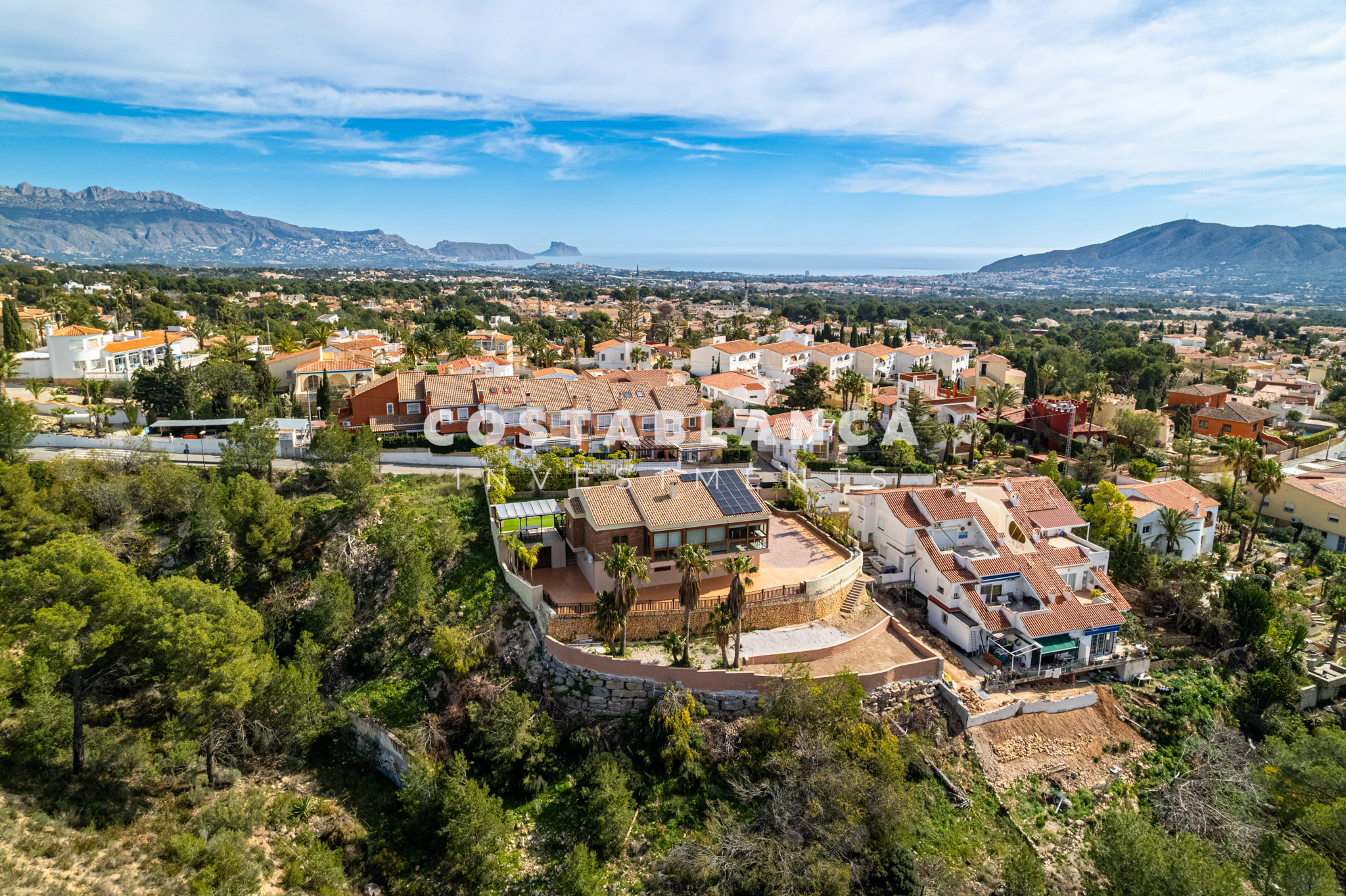 Villa premium de 5 habitaciones, piscina y vistas al mar en venta en La Nucía
