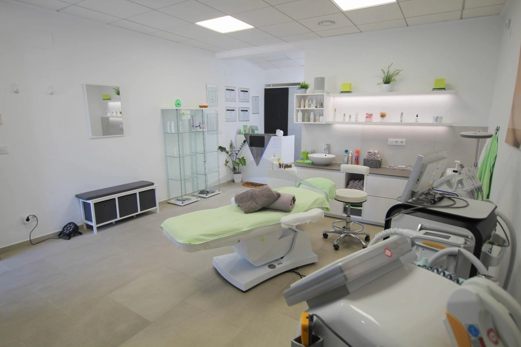 Stunning beauty salon for sale in Moraira
