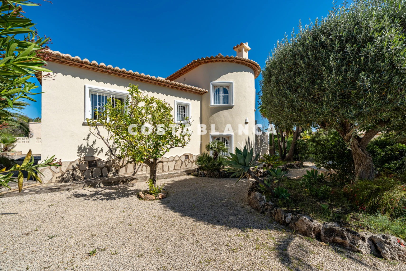 Villa on Large Plot for sale in Calpe