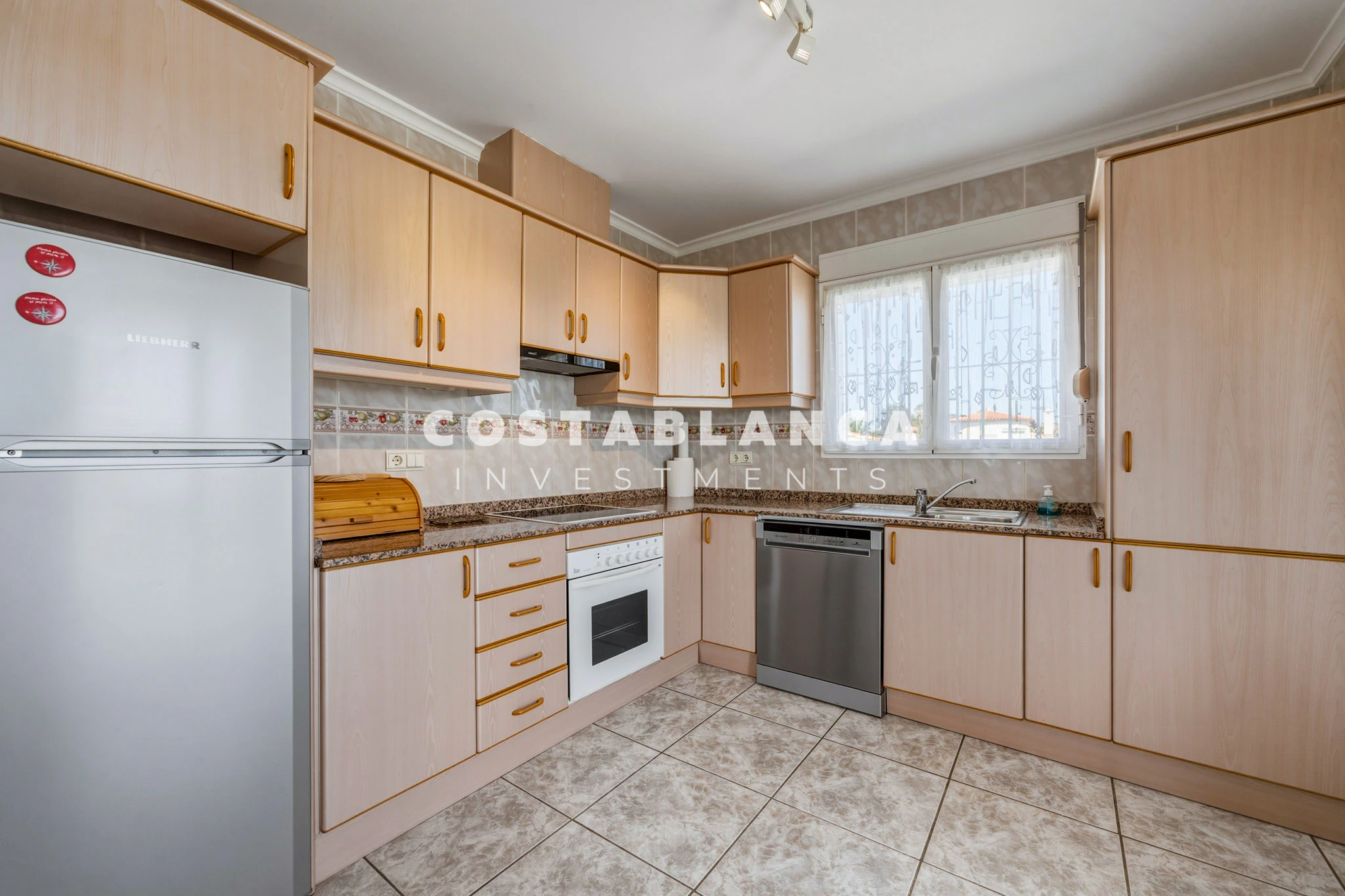 Villa on Large Plot for sale in Calpe