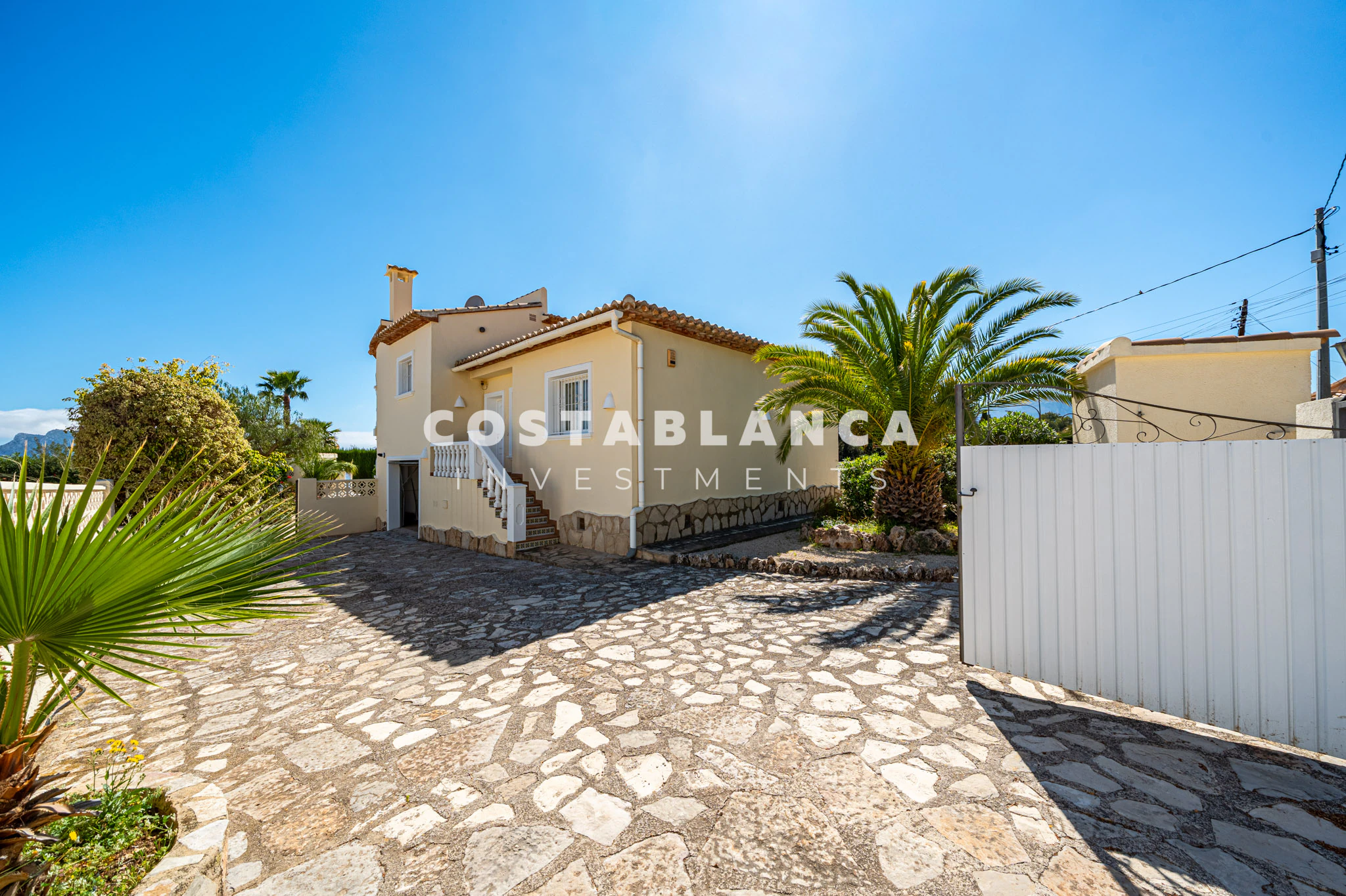 Villa on Large Plot for sale in Calpe