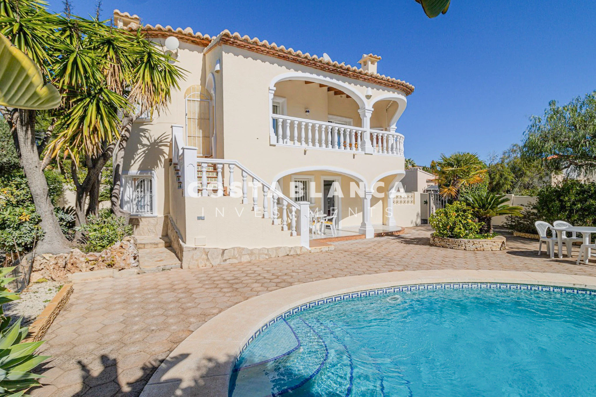 Villa on Large Plot for sale in Calpe