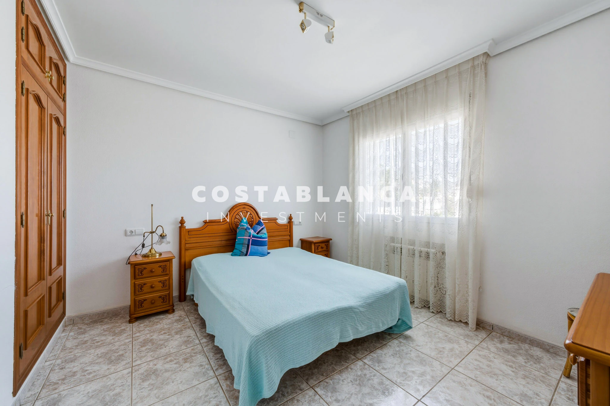 Villa on Large Plot for sale in Calpe