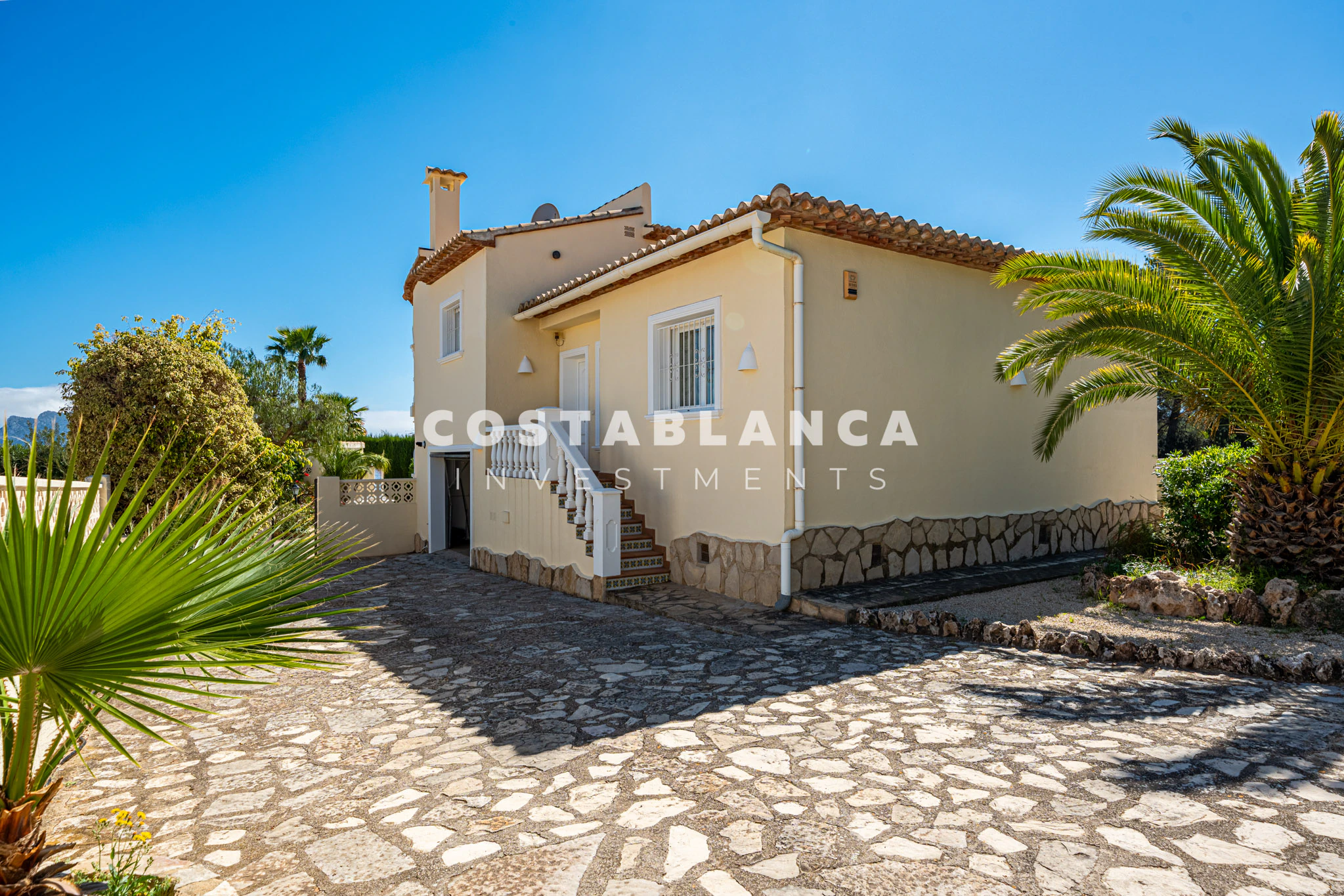 Villa on Large Plot for sale in Calpe