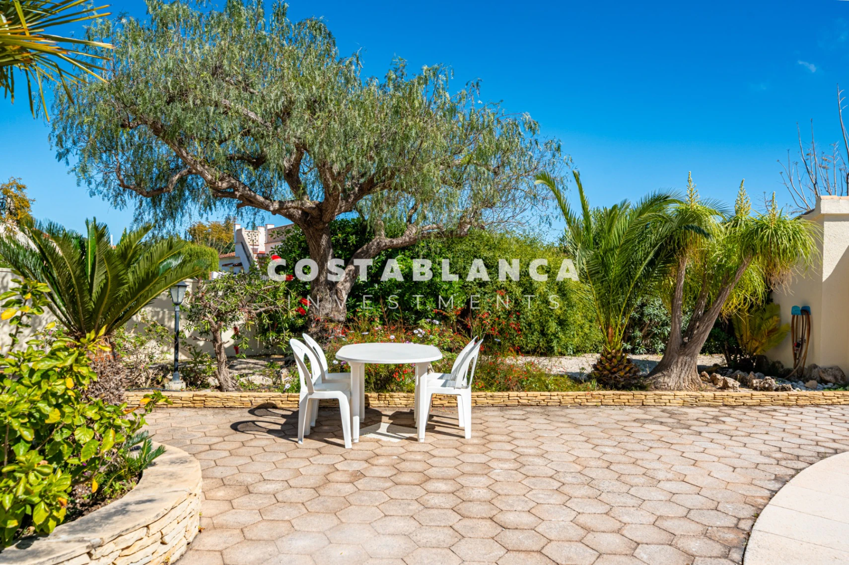 Villa on Large Plot for sale in Calpe