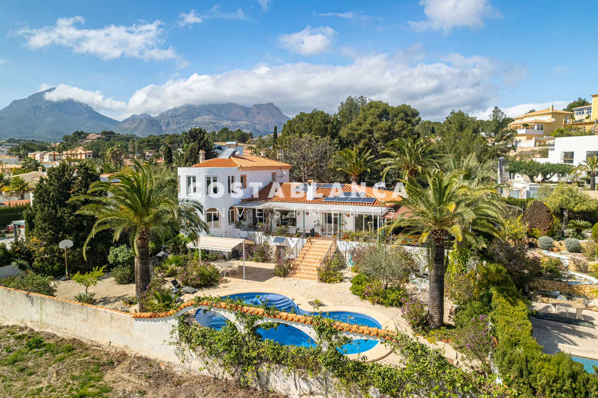 Amplia villa con vistas al mar y a la montaña en una tranquila zona residencial en venta en Alfaz del Pi.
