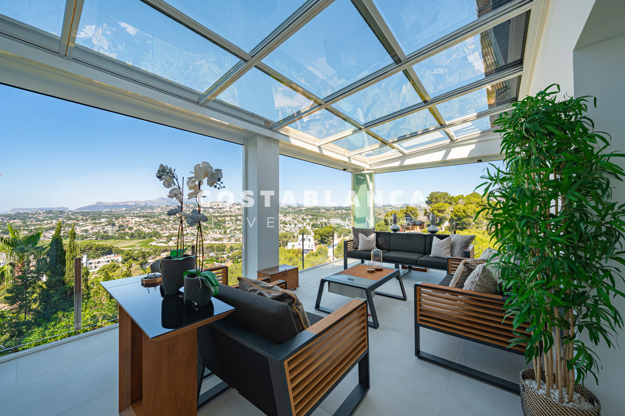 Beautiful Villa with Sea and Mountain Views for sale in Moraira