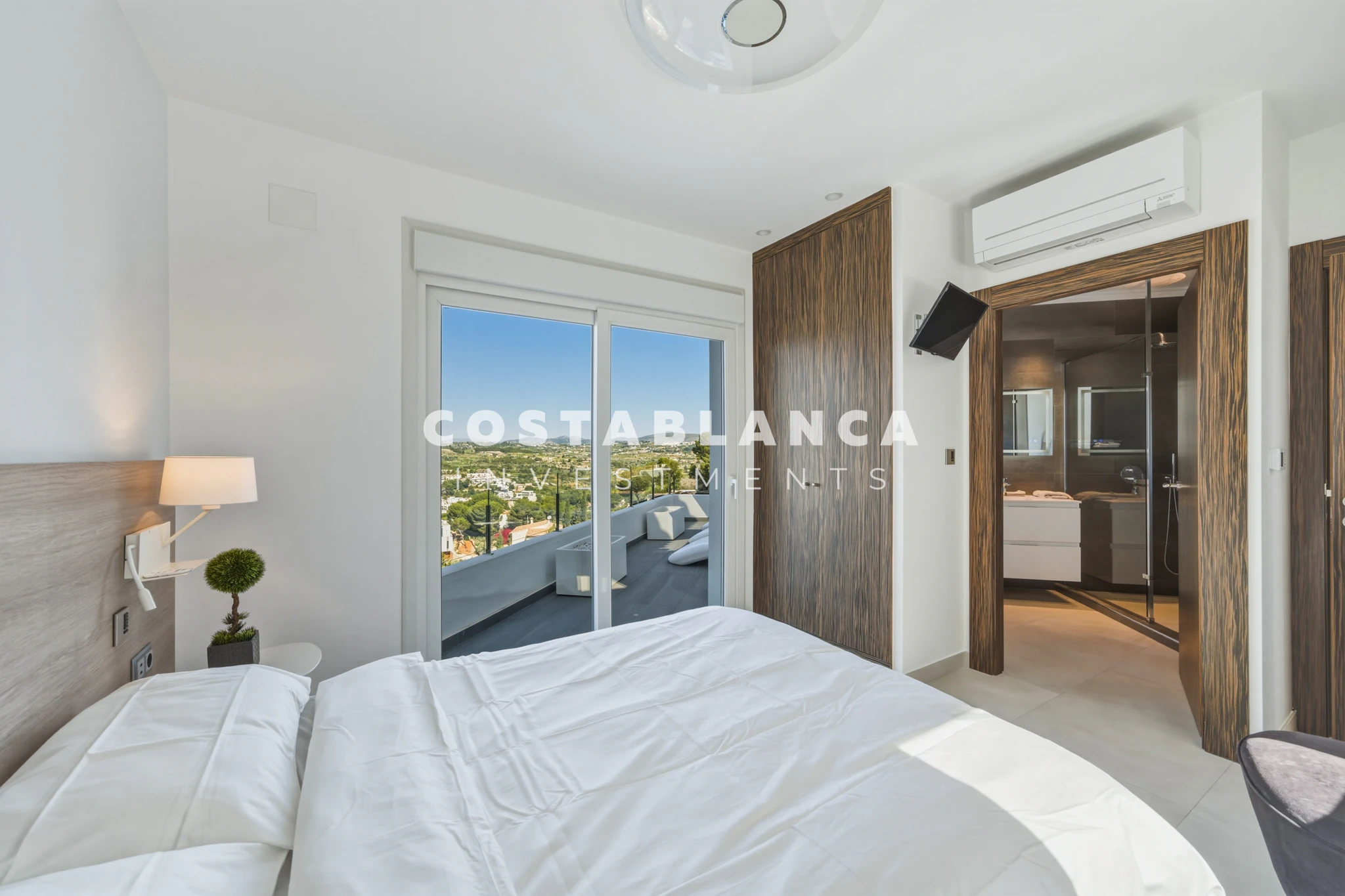 Beautiful Villa with Sea and Mountain Views for sale in Moraira
