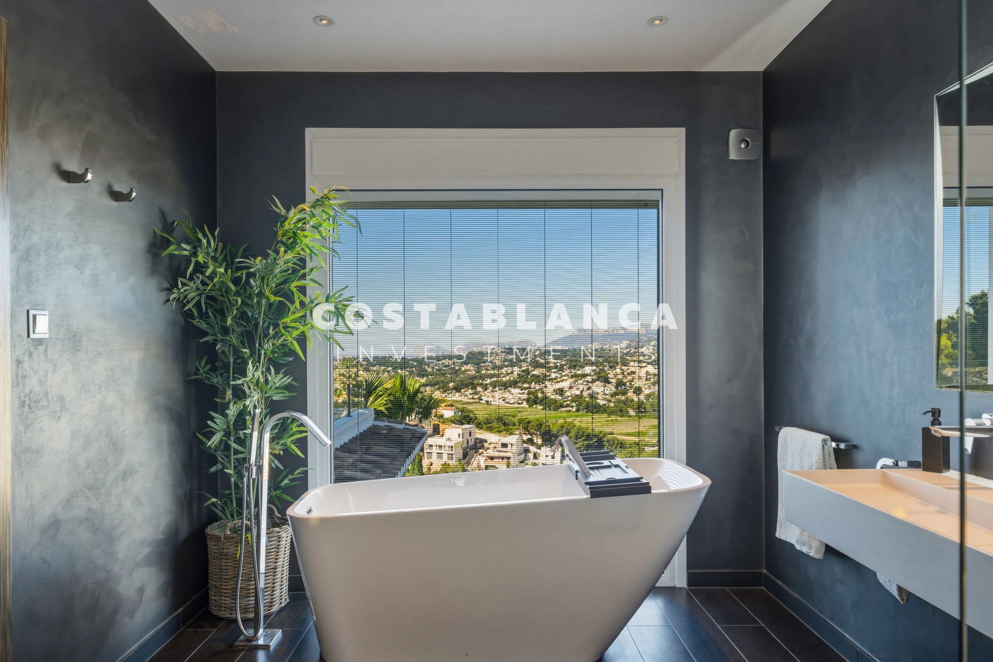 Beautiful Villa with Sea and Mountain Views for sale in Moraira