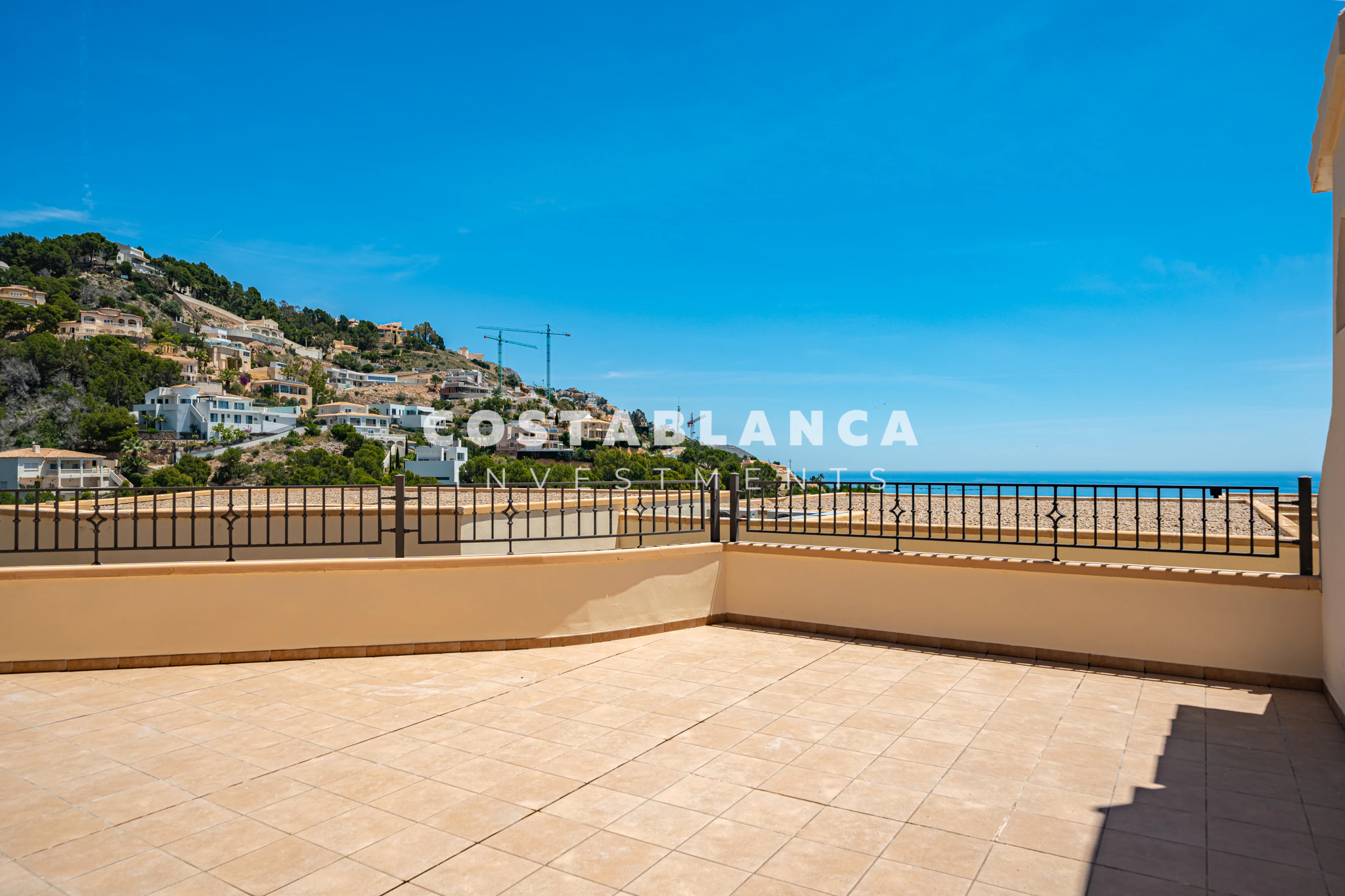 Modern Townhouse in Altea la Vella with large Terraces and Sun All Day