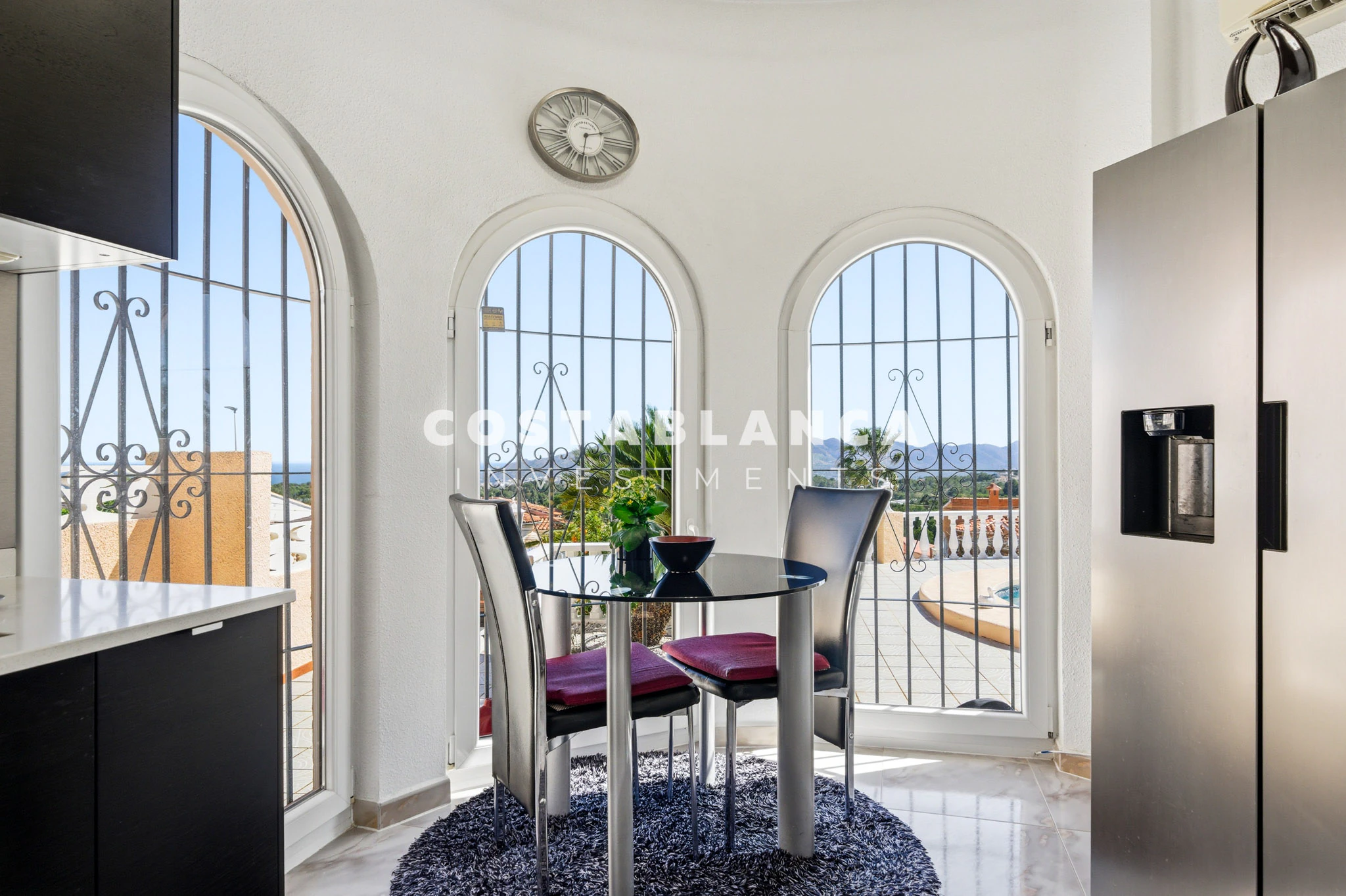 Прекрасная вилла с панорамным видом на море на продажу в Альфас-де-Пи.