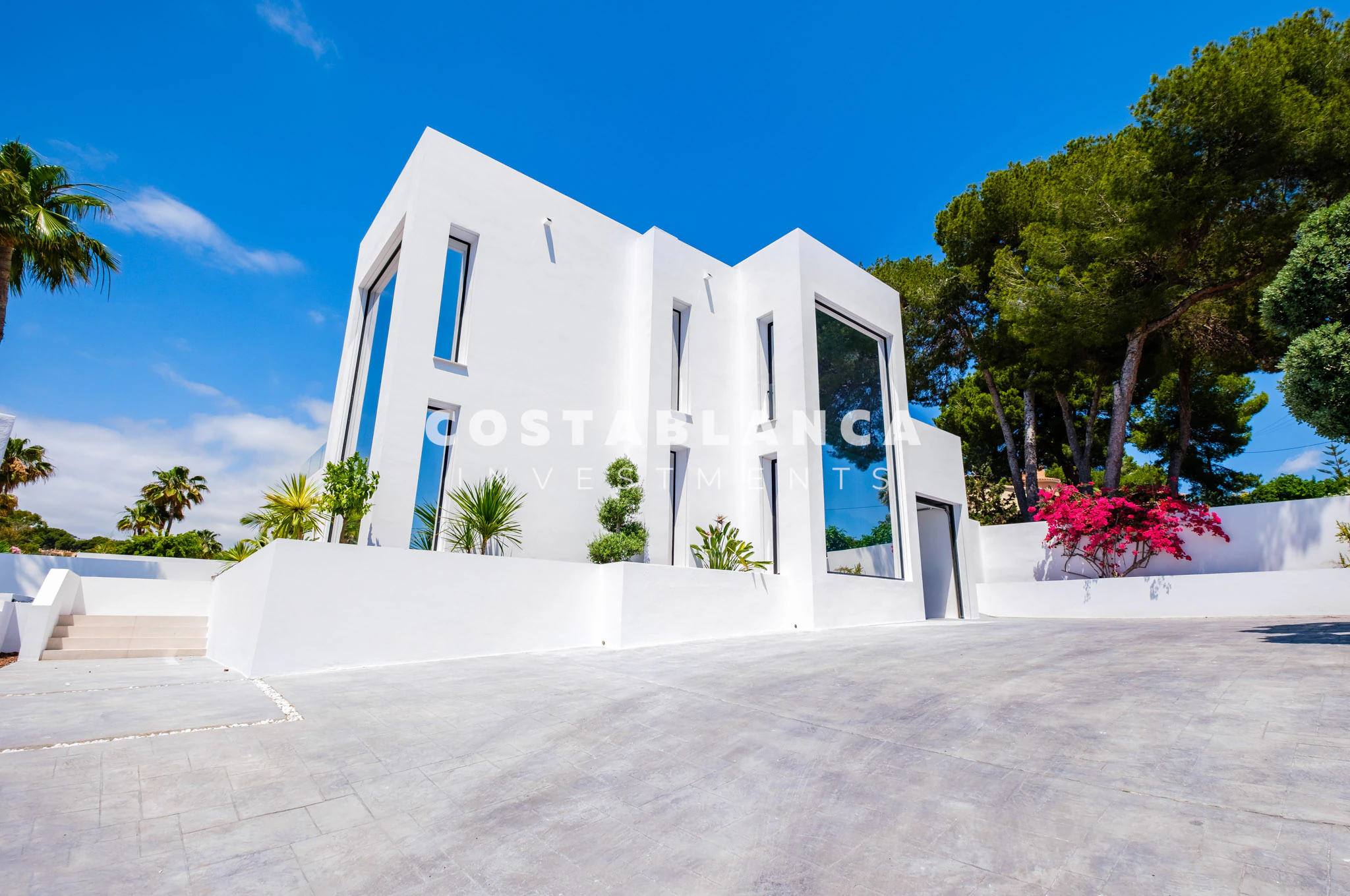 Modern villa with Infinity Pool for Sale in Moraira
