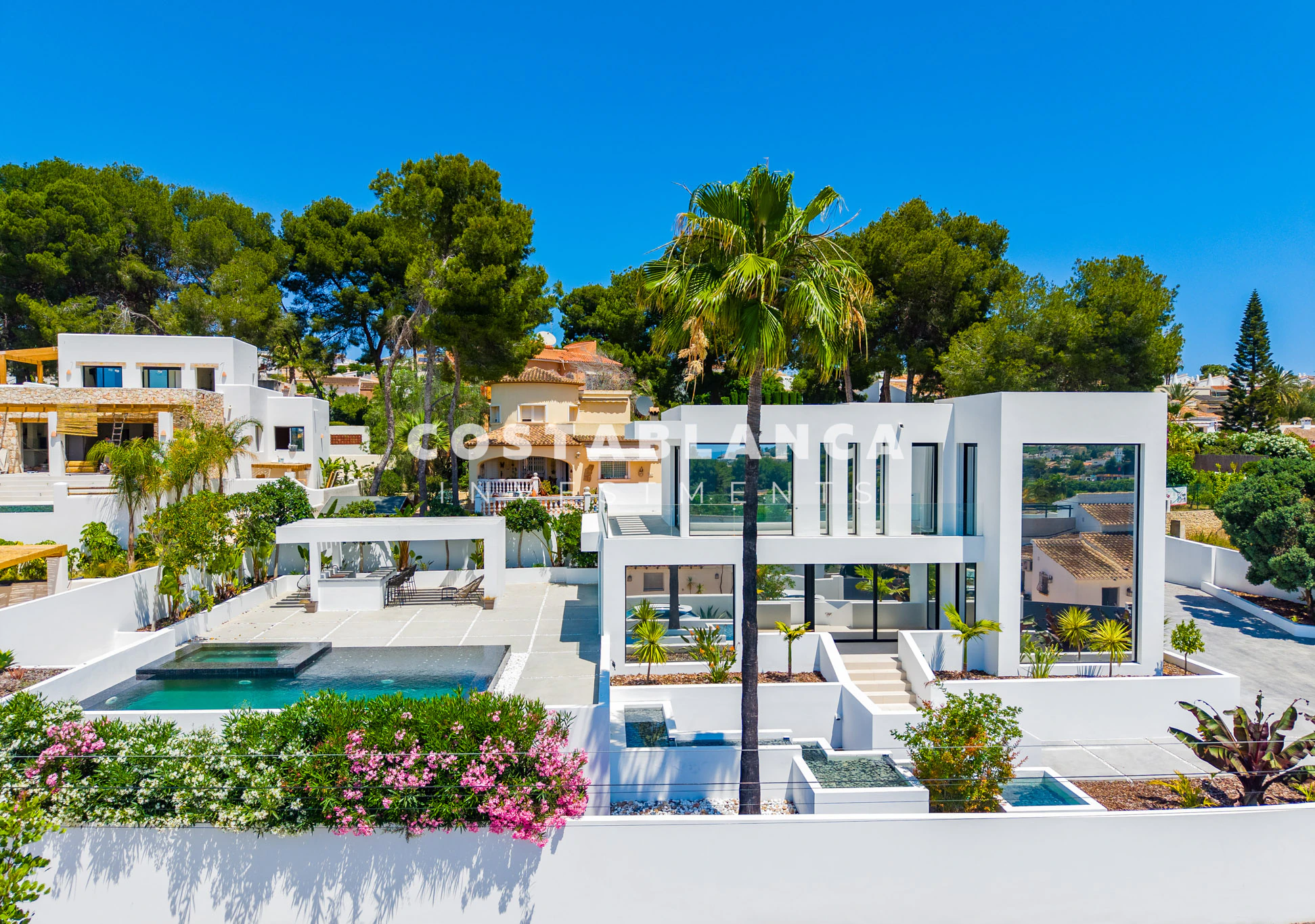 Modern villa with Infinity Pool for Sale in Moraira