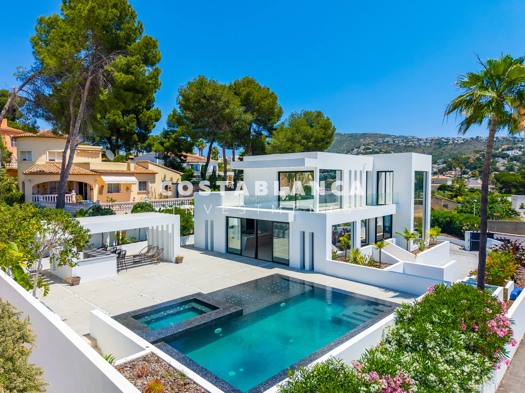 Modern villa with Infinity Pool for Sale in Moraira