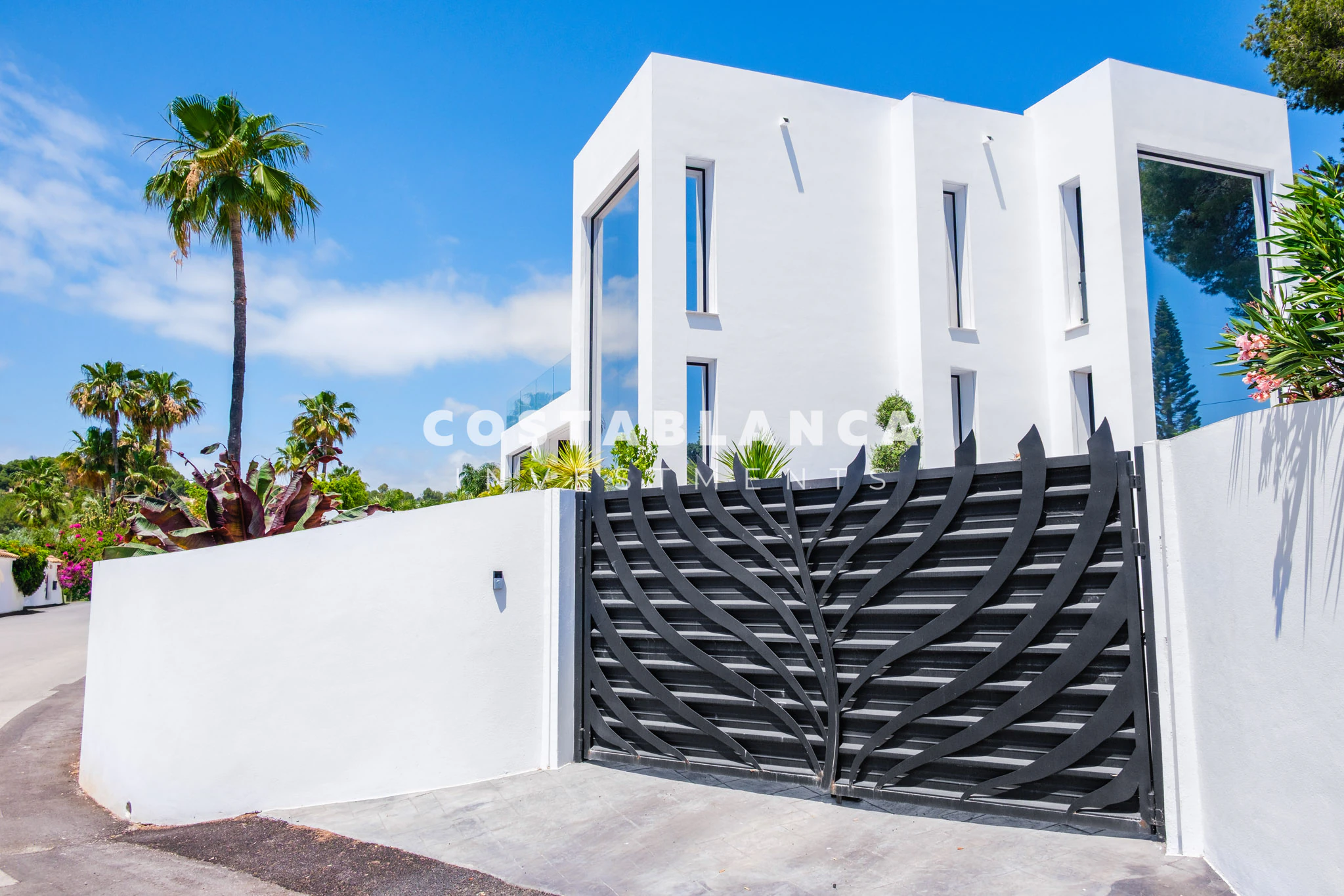 Modern villa with Infinity Pool for Sale in Moraira