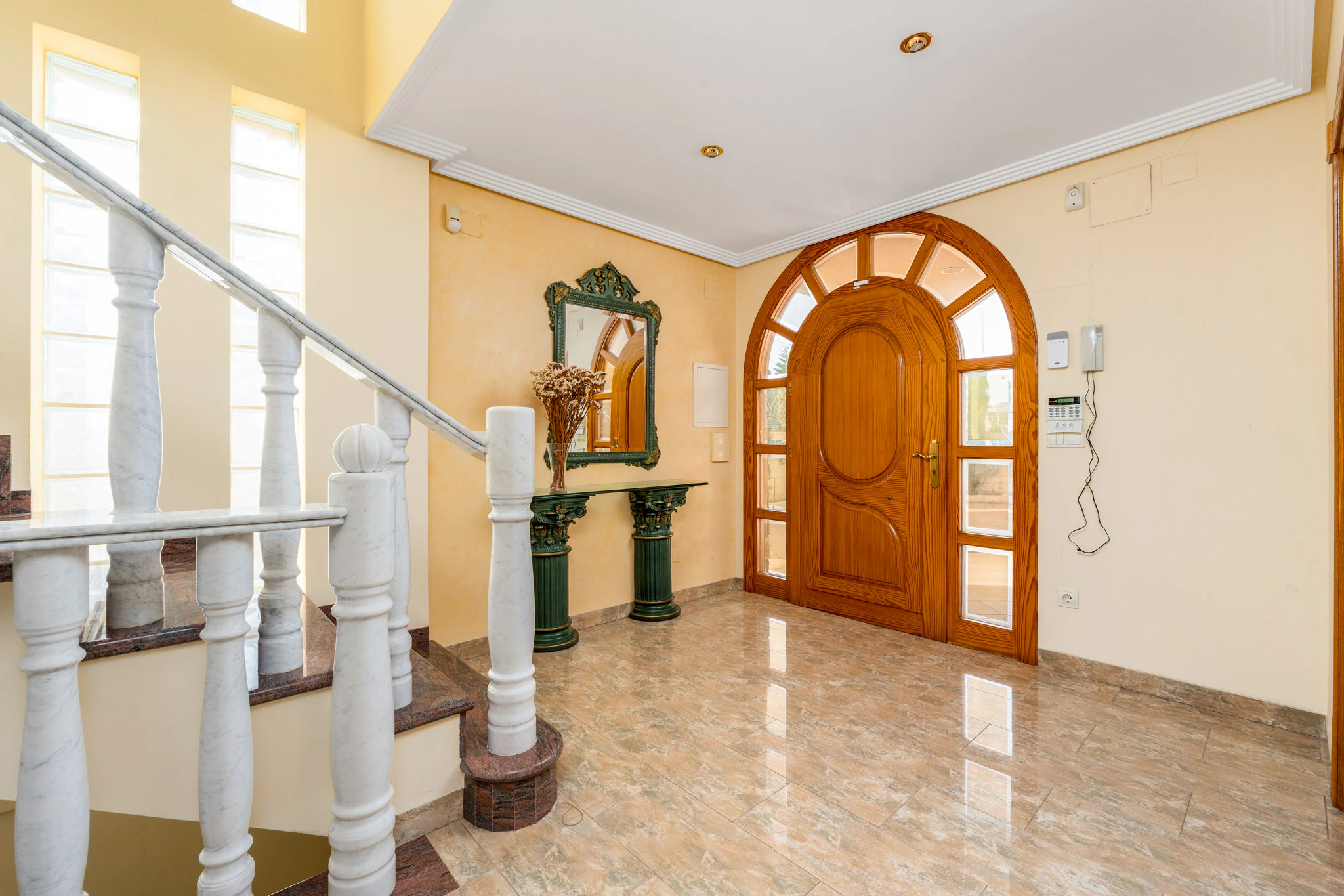 Bright and Spacious Villa for sale in Alfaz del Pi