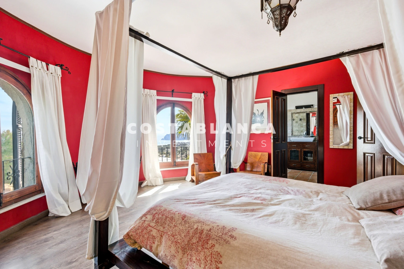 Exclusive Renovated Villa with Sea Views, Guest Apartment and Infinity Pool for sale in Moraira