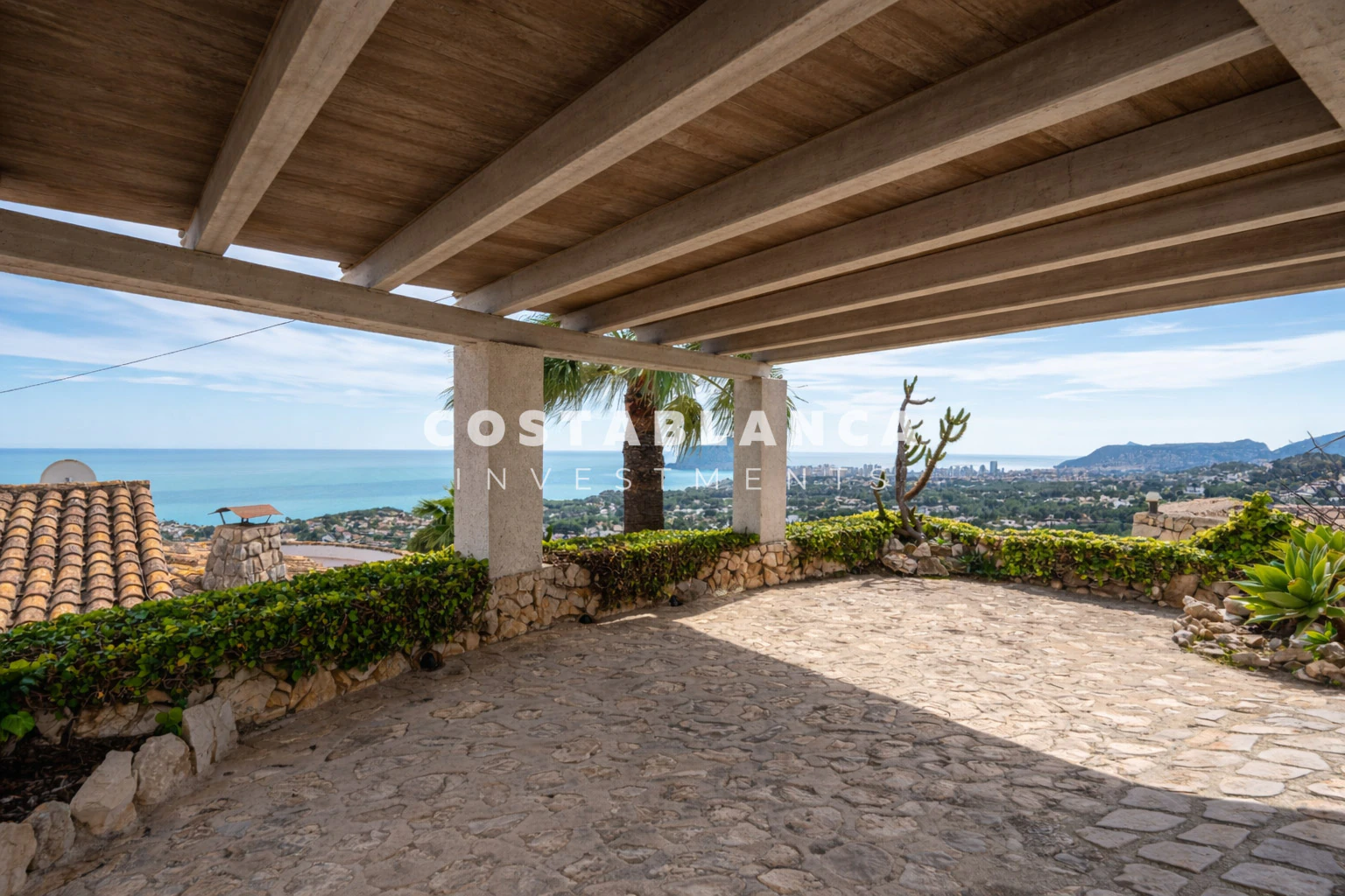 Exclusive Renovated Villa with Sea Views, Guest Apartment and Infinity Pool for sale in Moraira