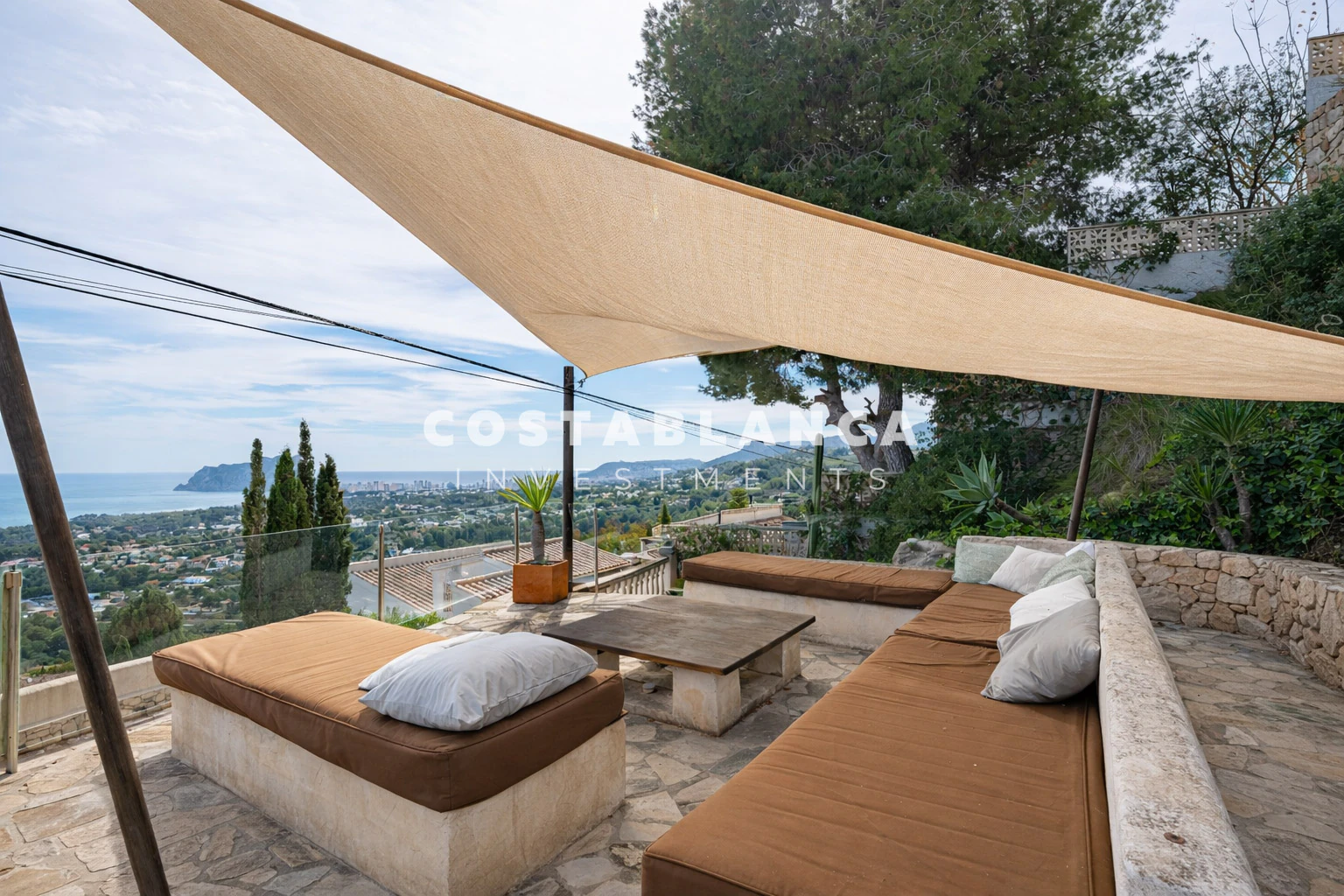 Exclusive Renovated Villa with Sea Views, Guest Apartment and Infinity Pool for sale in Moraira