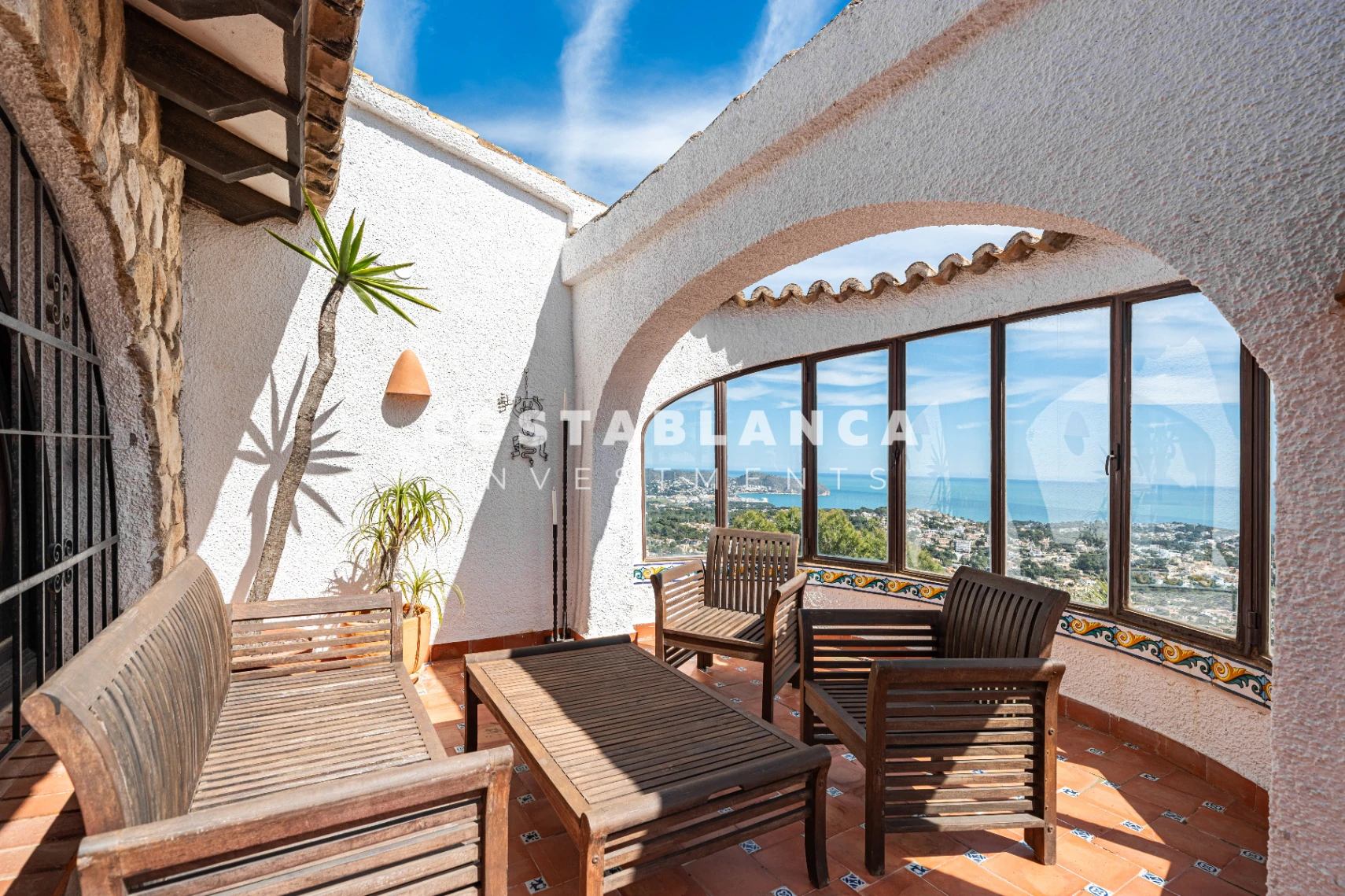 Exclusive Renovated Villa with Sea Views, Guest Apartment and Infinity Pool for sale in Moraira