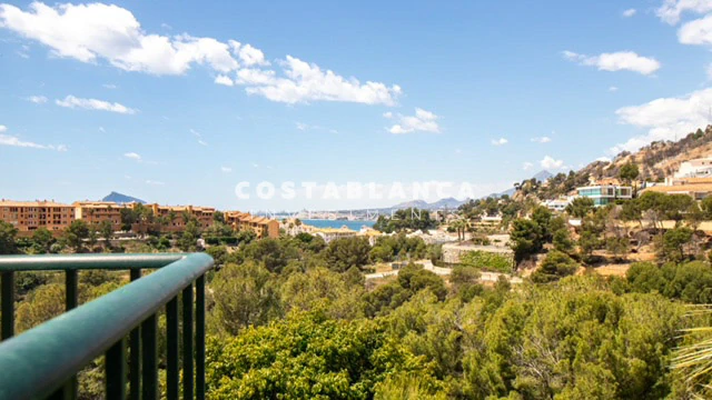 Bungalow avec vue sur la mer et la montagne à louer à long terme à Mascarat – Maison Aura