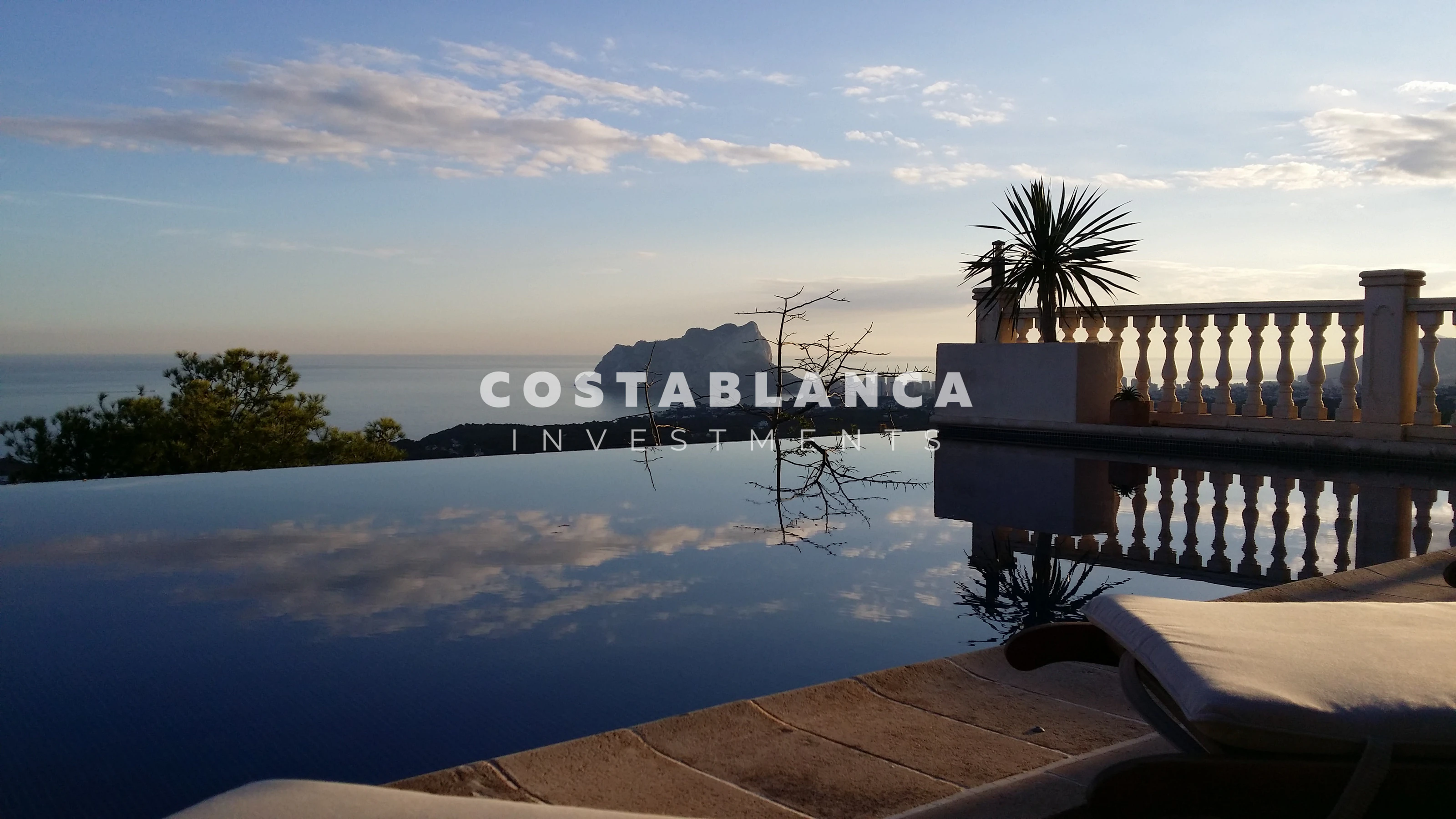 Exclusive Renovated Villa with Sea Views, Guest Apartment and Infinity Pool for sale in Moraira