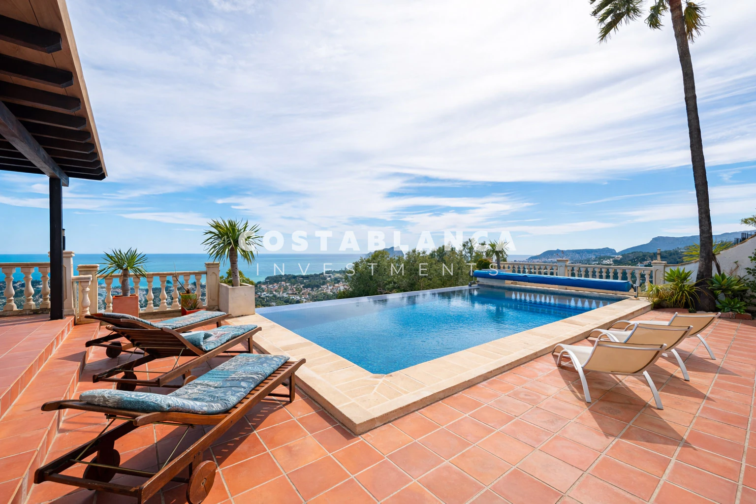 Exclusive Renovated Villa with Sea Views, Guest Apartment and Infinity Pool for sale in Moraira