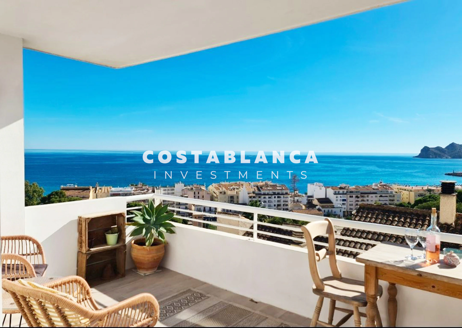 Departamento renovado al estilo de Ibiza con vistas al mar en Altea