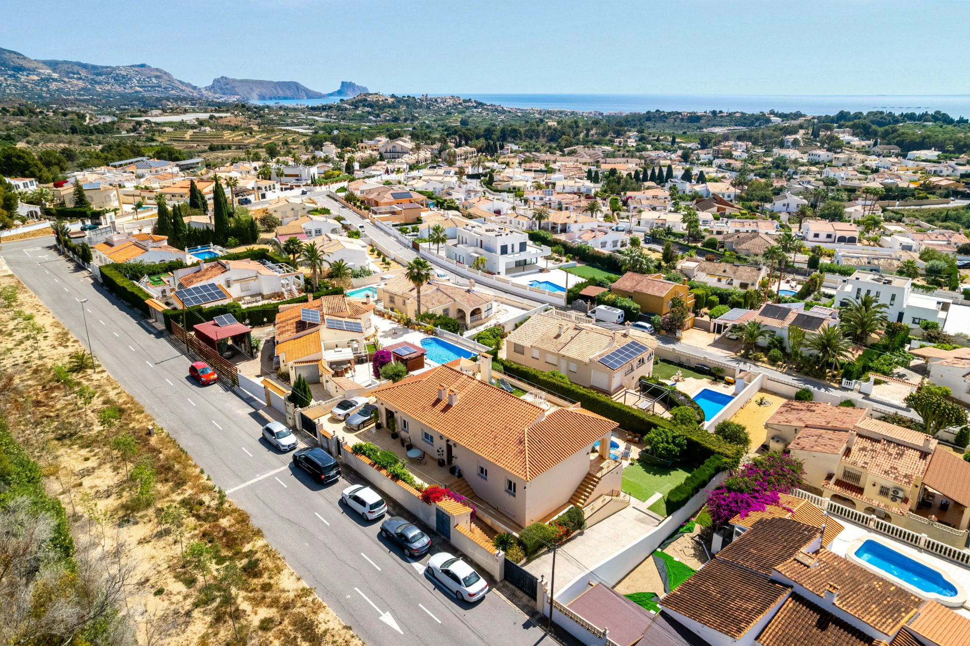Moderne Mediterrane Villa zu Verkaufen in Alfaz Del Pi mit Panoramablick auf das Meer und die Berge