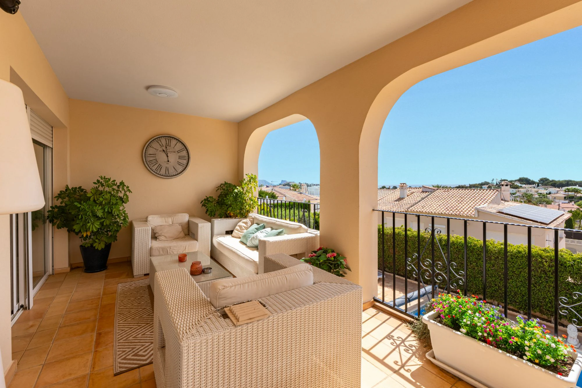 Moderne Mediterrane Villa zu Verkaufen in Alfaz Del Pi mit Panoramablick auf das Meer und die Berge