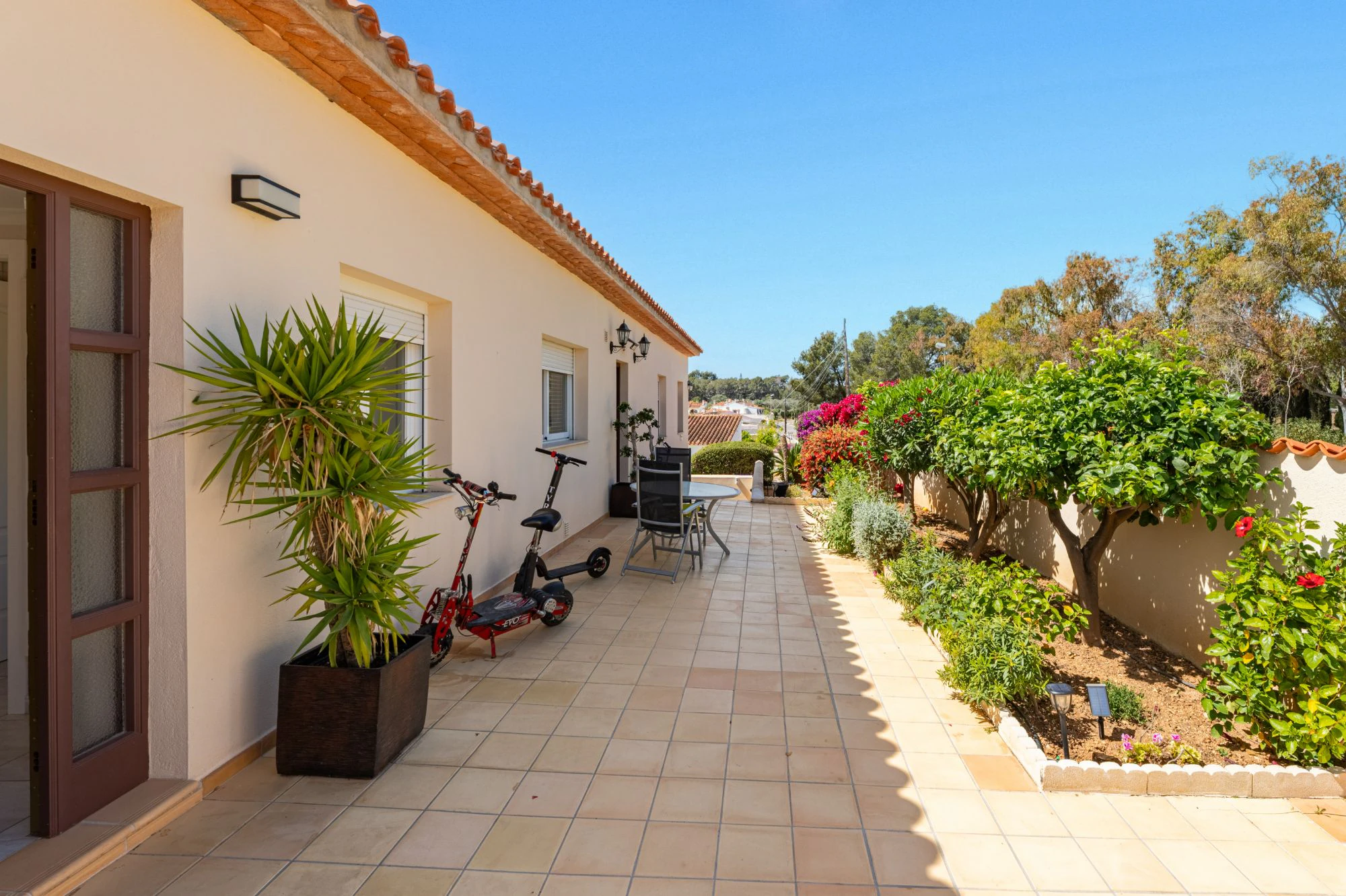Moderne Mediterrane Villa zu Verkaufen in Alfaz Del Pi mit Panoramablick auf das Meer und die Berge