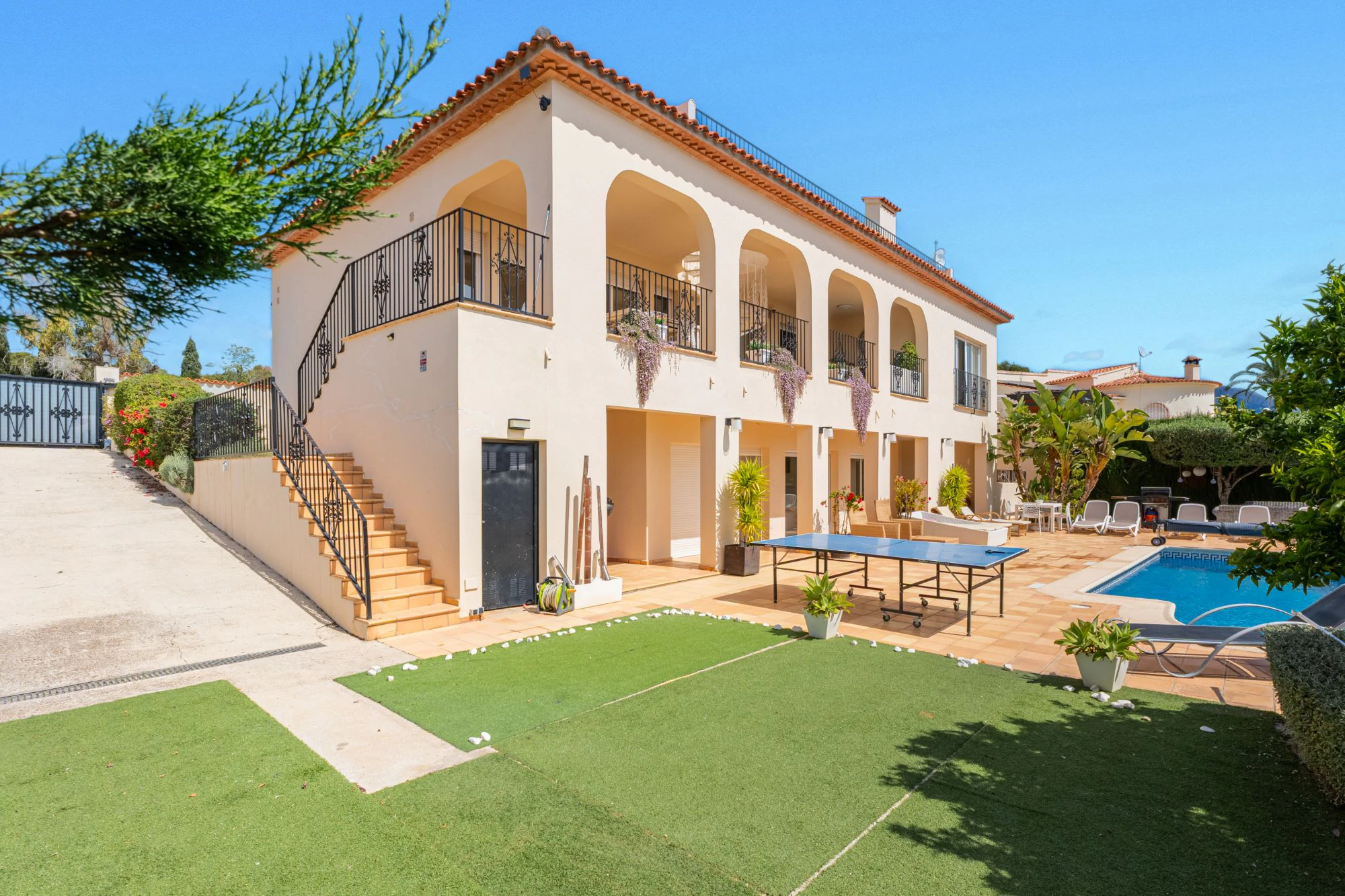 Moderne Mediterrane Villa zu Verkaufen in Alfaz Del Pi mit Panoramablick auf das Meer und die Berge