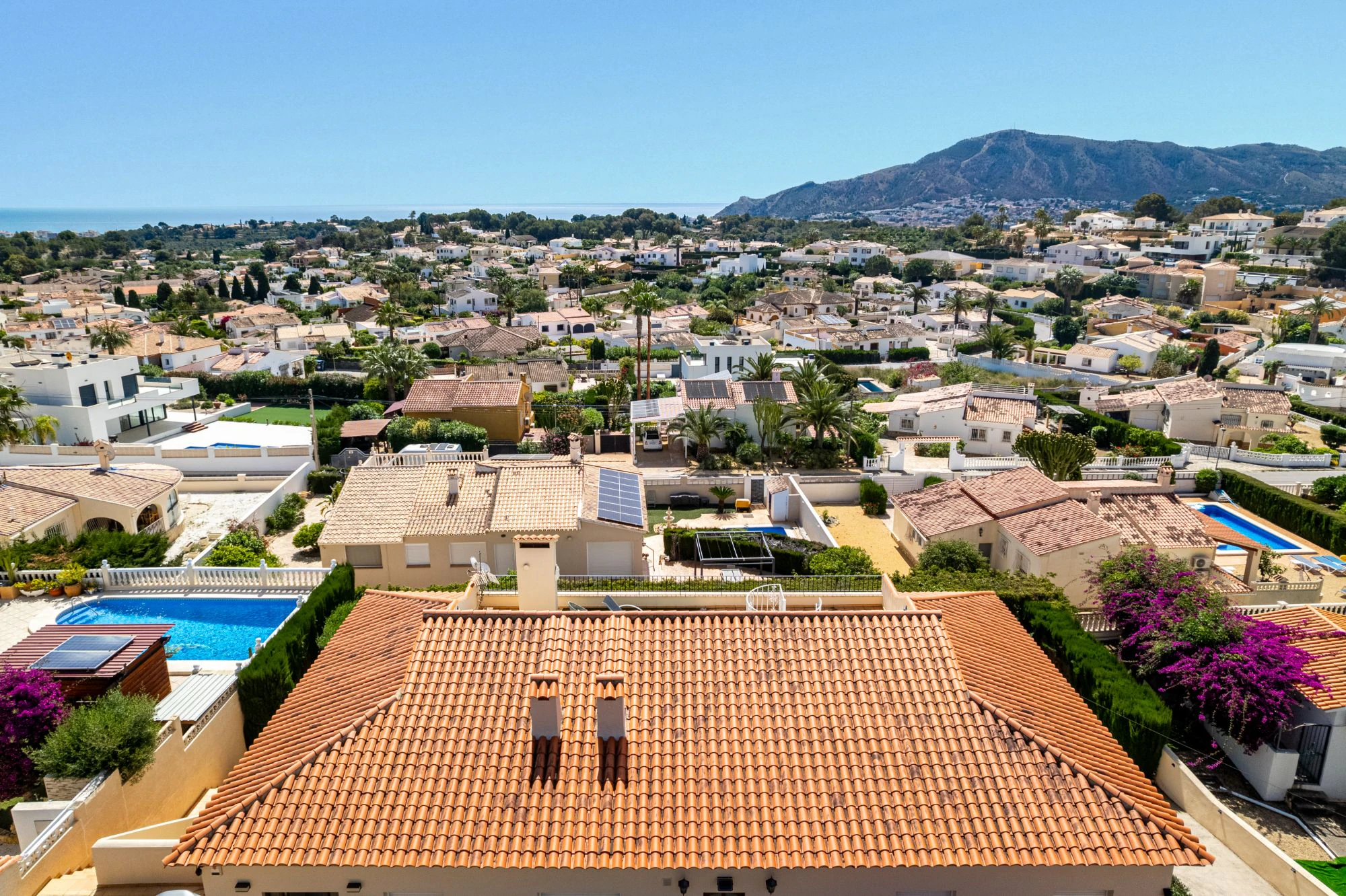 Moderne Mediterrane Villa zu Verkaufen in Alfaz Del Pi mit Panoramablick auf das Meer und die Berge