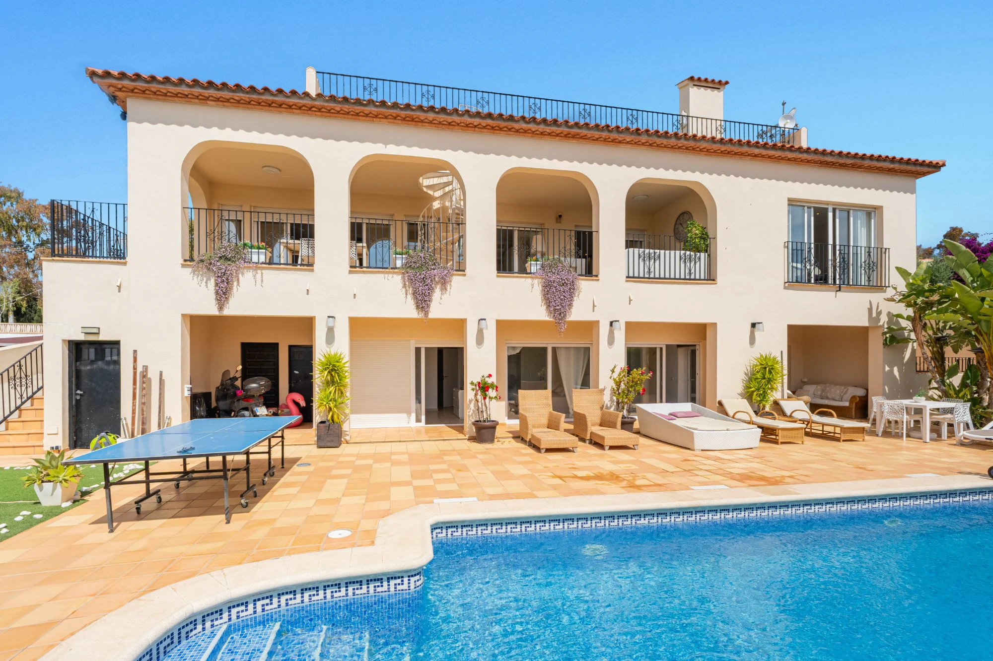 Moderne Mediterrane Villa zu Verkaufen in Alfaz Del Pi mit Panoramablick auf das Meer und die Berge
