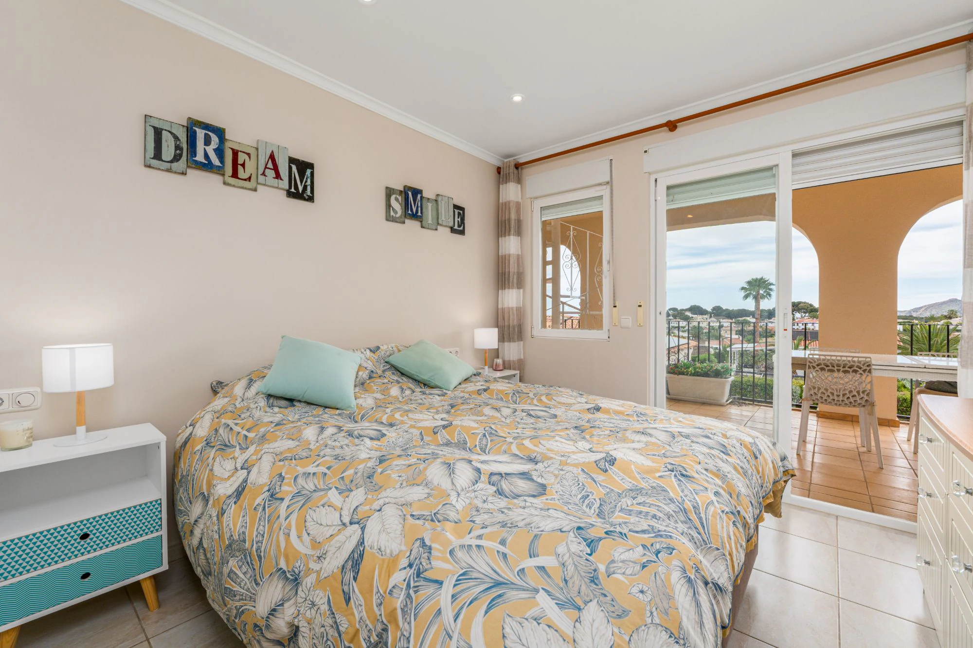 Moderne Mediterrane Villa zu Verkaufen in Alfaz Del Pi mit Panoramablick auf das Meer und die Berge