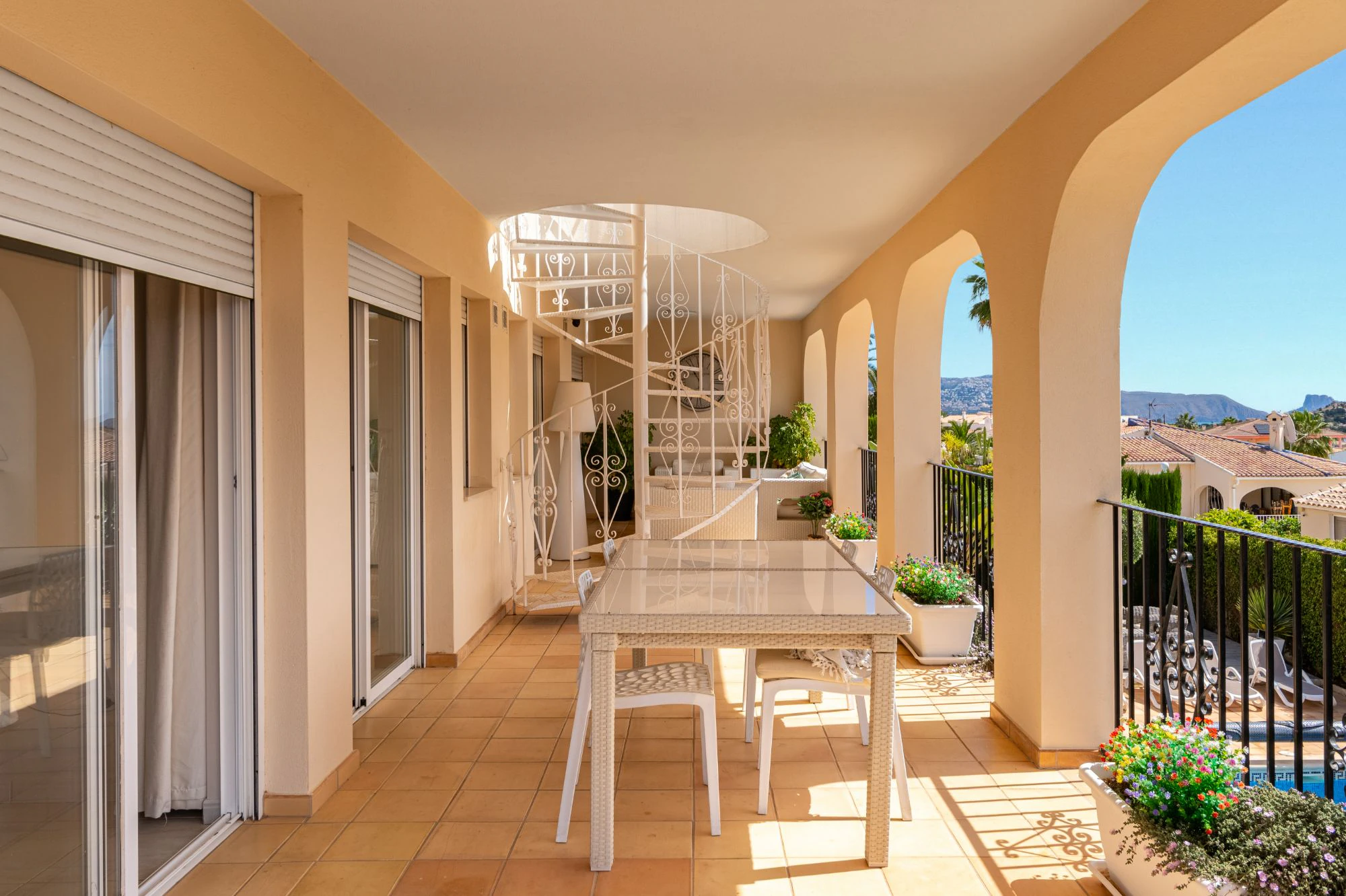 Moderne Mediterrane Villa zu Verkaufen in Alfaz Del Pi mit Panoramablick auf das Meer und die Berge