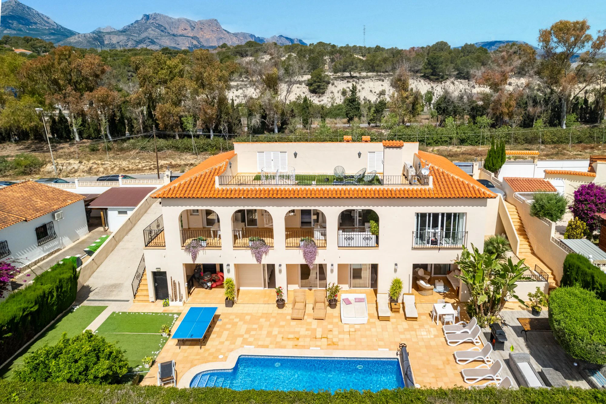 Moderne Mediterrane Villa zu Verkaufen in Alfaz Del Pi mit Panoramablick auf das Meer und die Berge