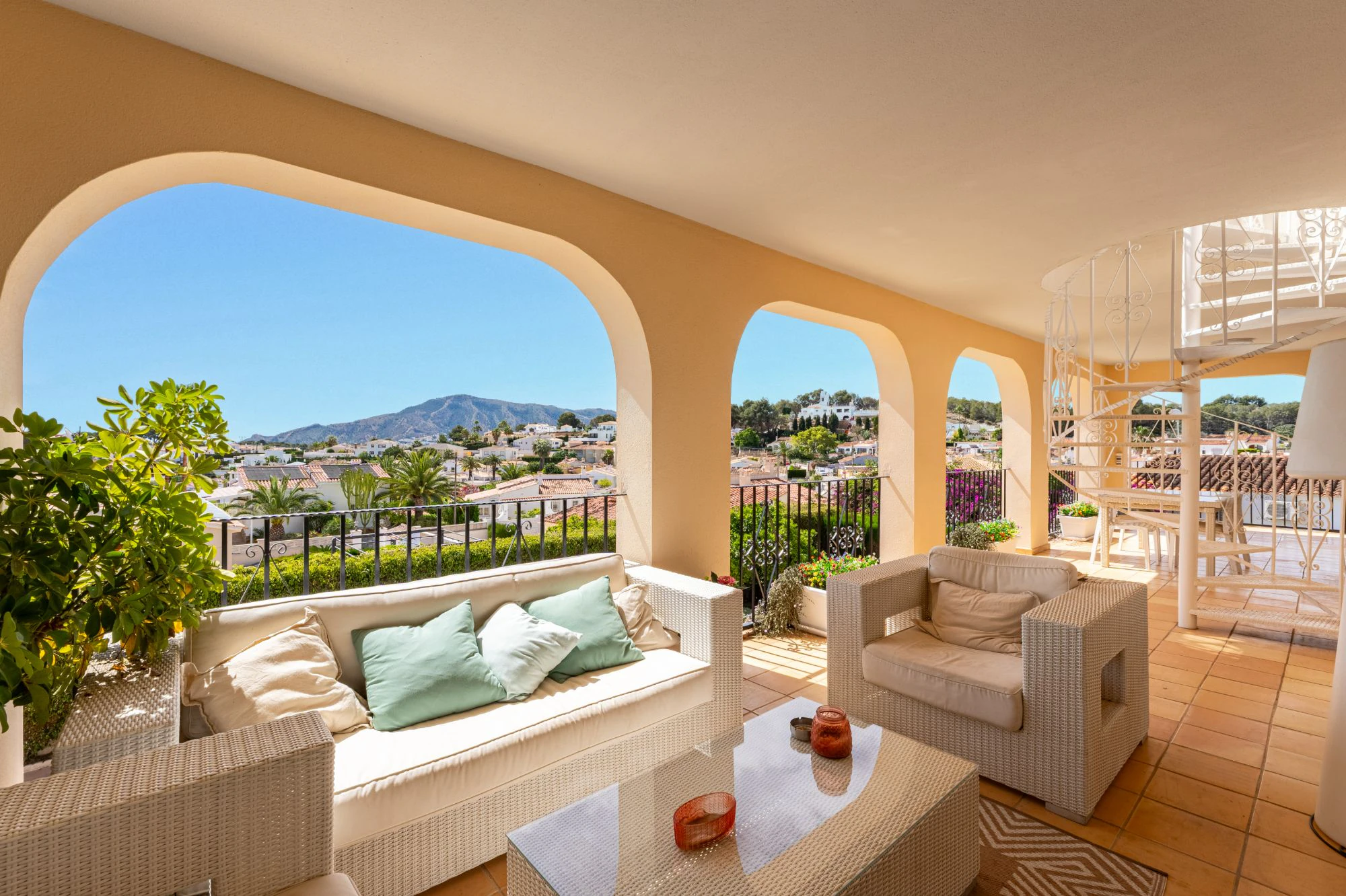 Moderne Mediterrane Villa zu Verkaufen in Alfaz Del Pi mit Panoramablick auf das Meer und die Berge