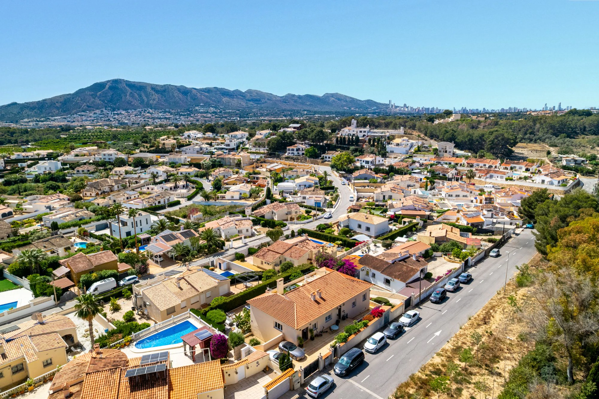 Moderne Mediterrane Villa zu Verkaufen in Alfaz Del Pi mit Panoramablick auf das Meer und die Berge