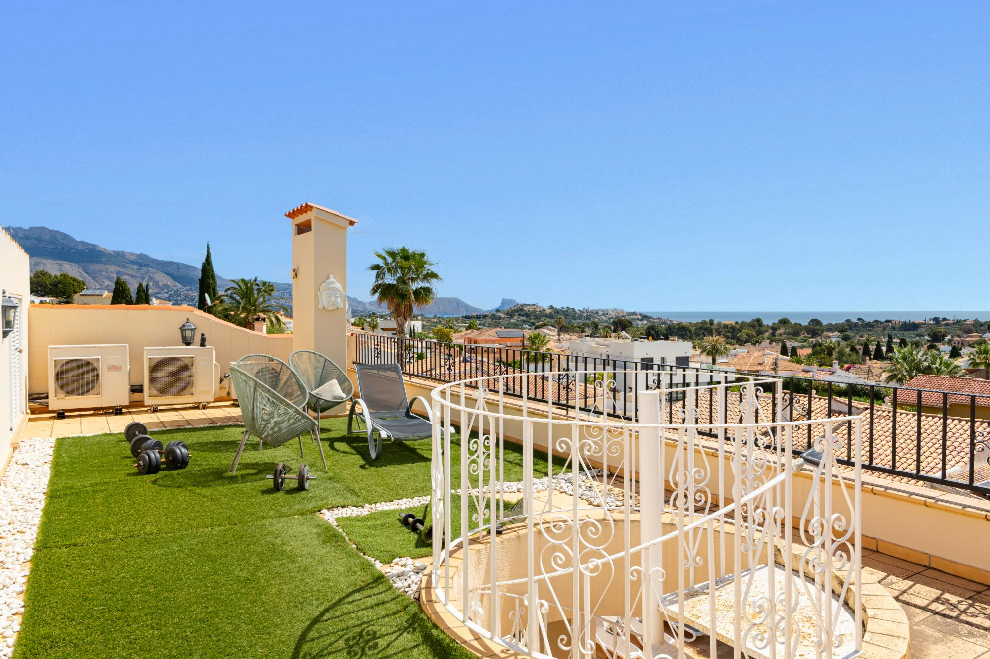 Moderne Mediterrane Villa zu Verkaufen in Alfaz Del Pi mit Panoramablick auf das Meer und die Berge