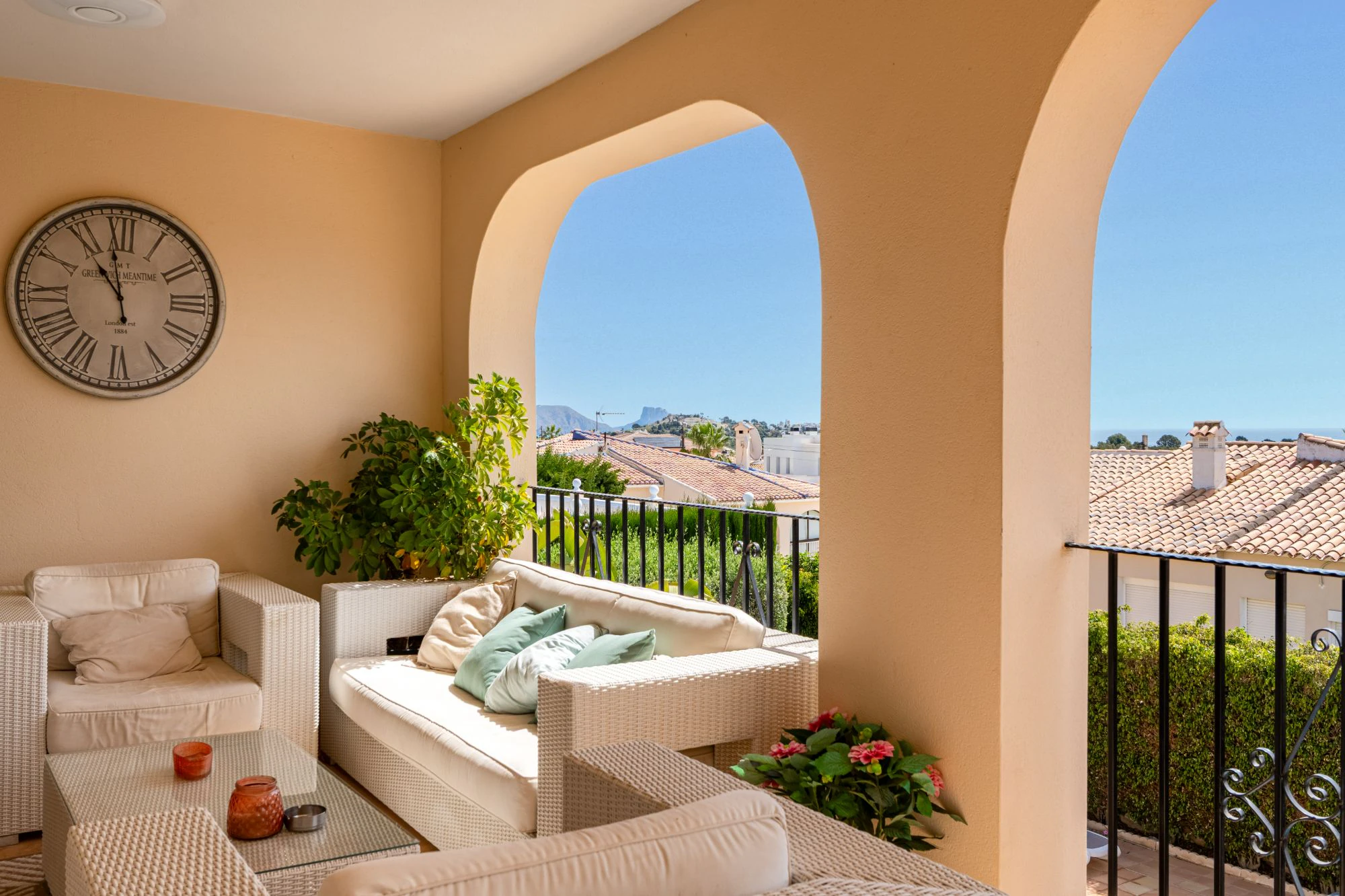 Moderne Mediterrane Villa zu Verkaufen in Alfaz Del Pi mit Panoramablick auf das Meer und die Berge
